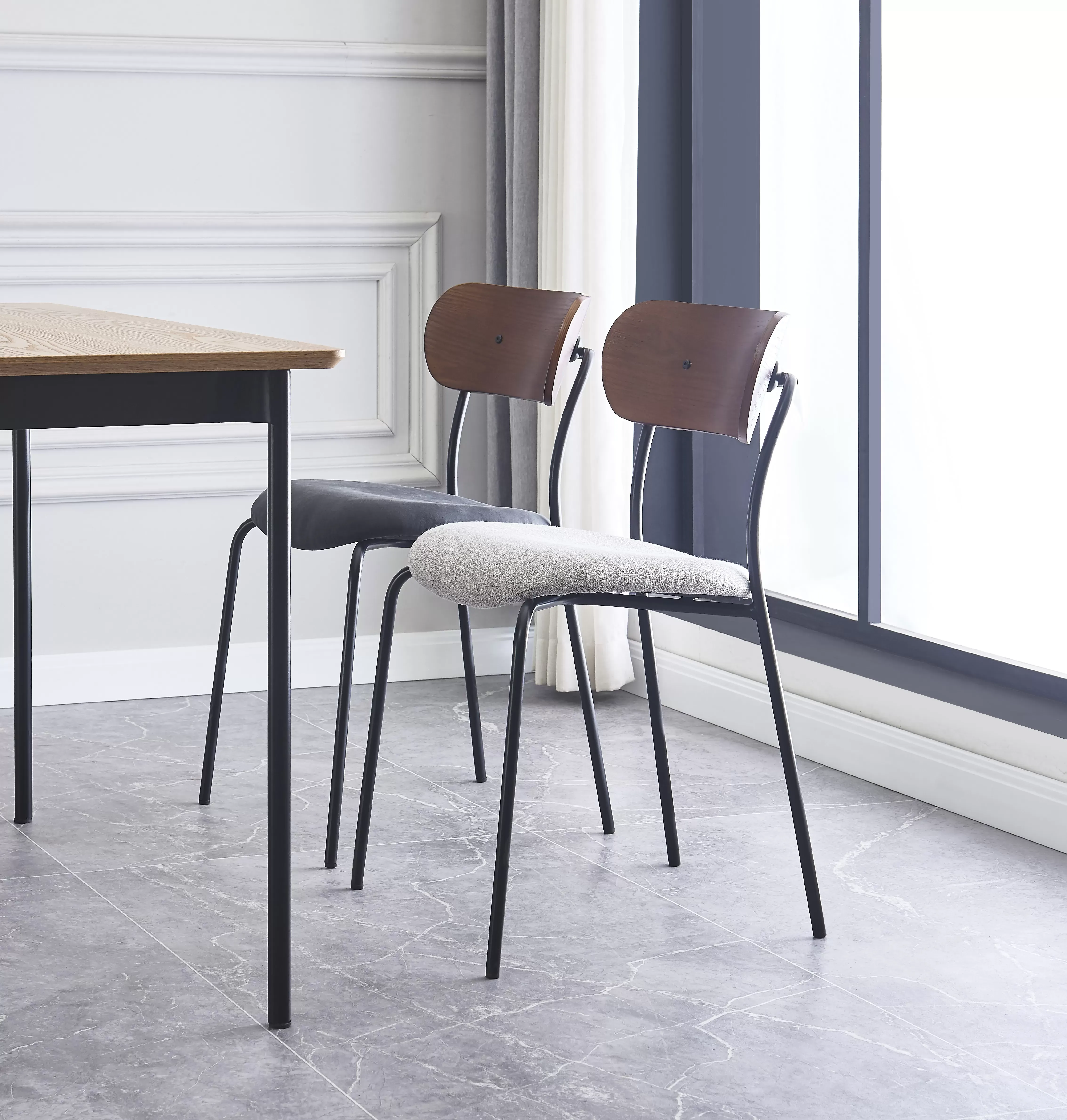 Illustration numéro 2 du produit Lot de 2 chaises industrielles en métal et tissu gris