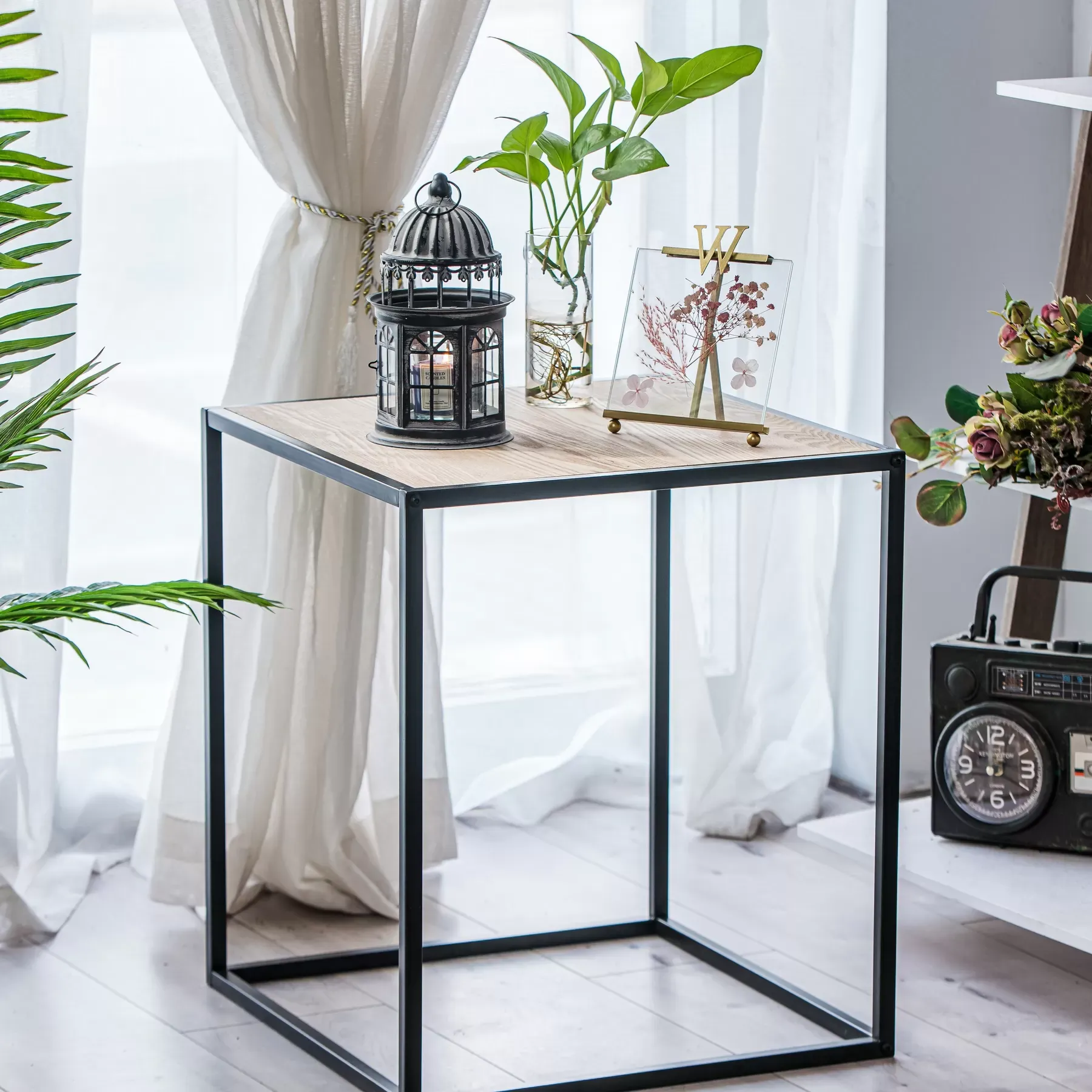 Illustration numéro 2 du produit Table d'appoint industrielle en métal et bois noir