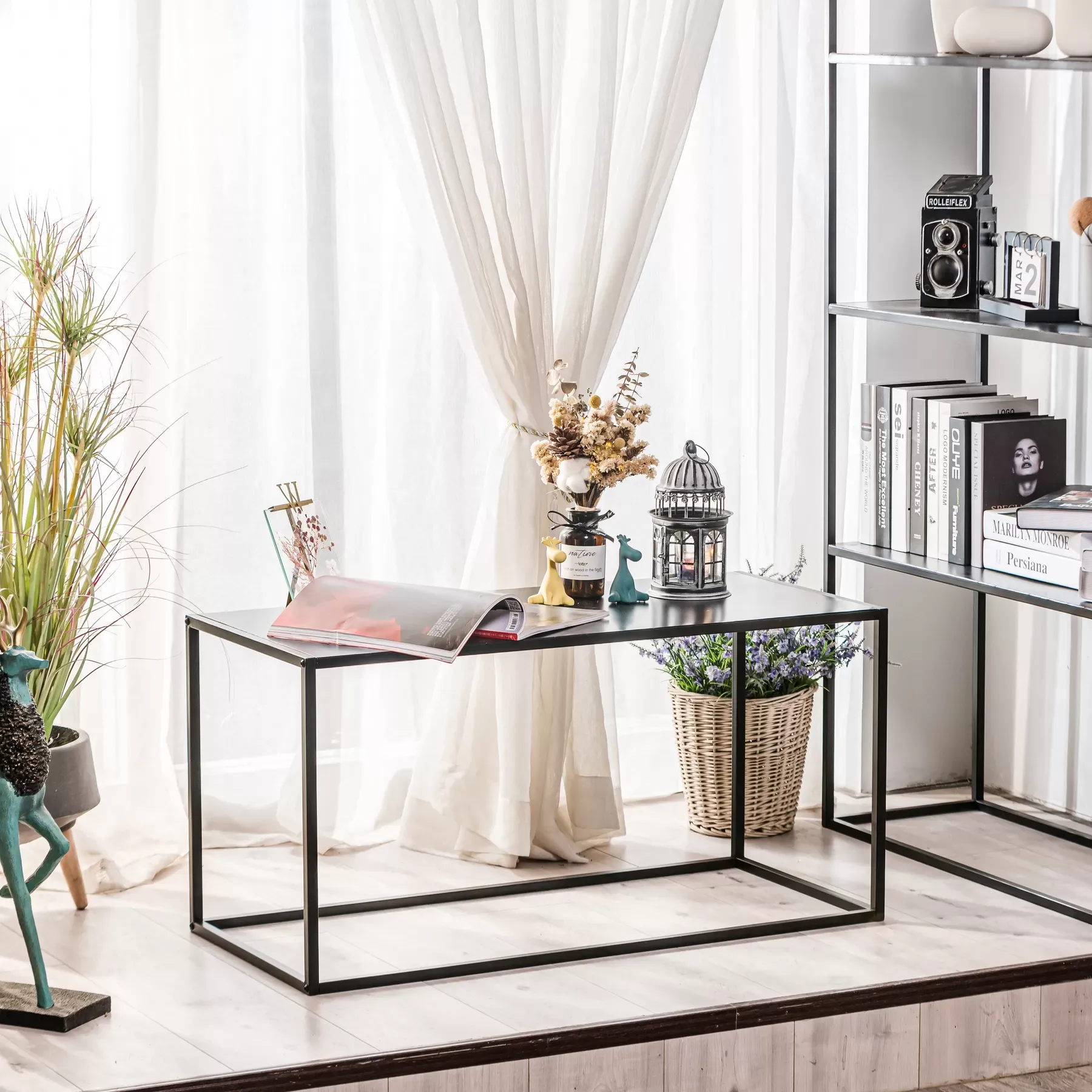 Illustration numéro 2 du produit Table basse industrielle en métal noir