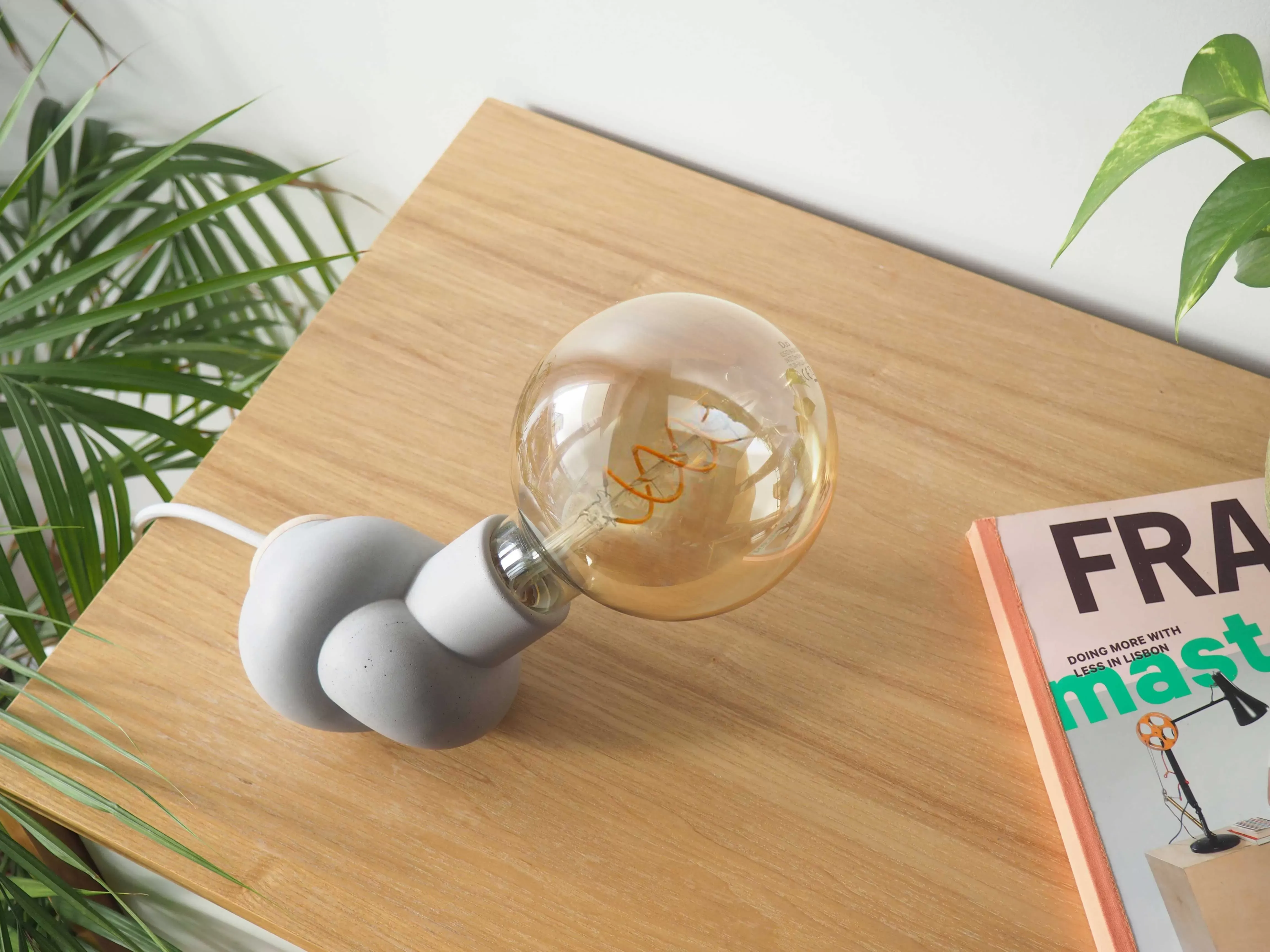 Illustration numéro 2 du produit Lampe à poser en béton et bois cordon blanc ampoule LED edison