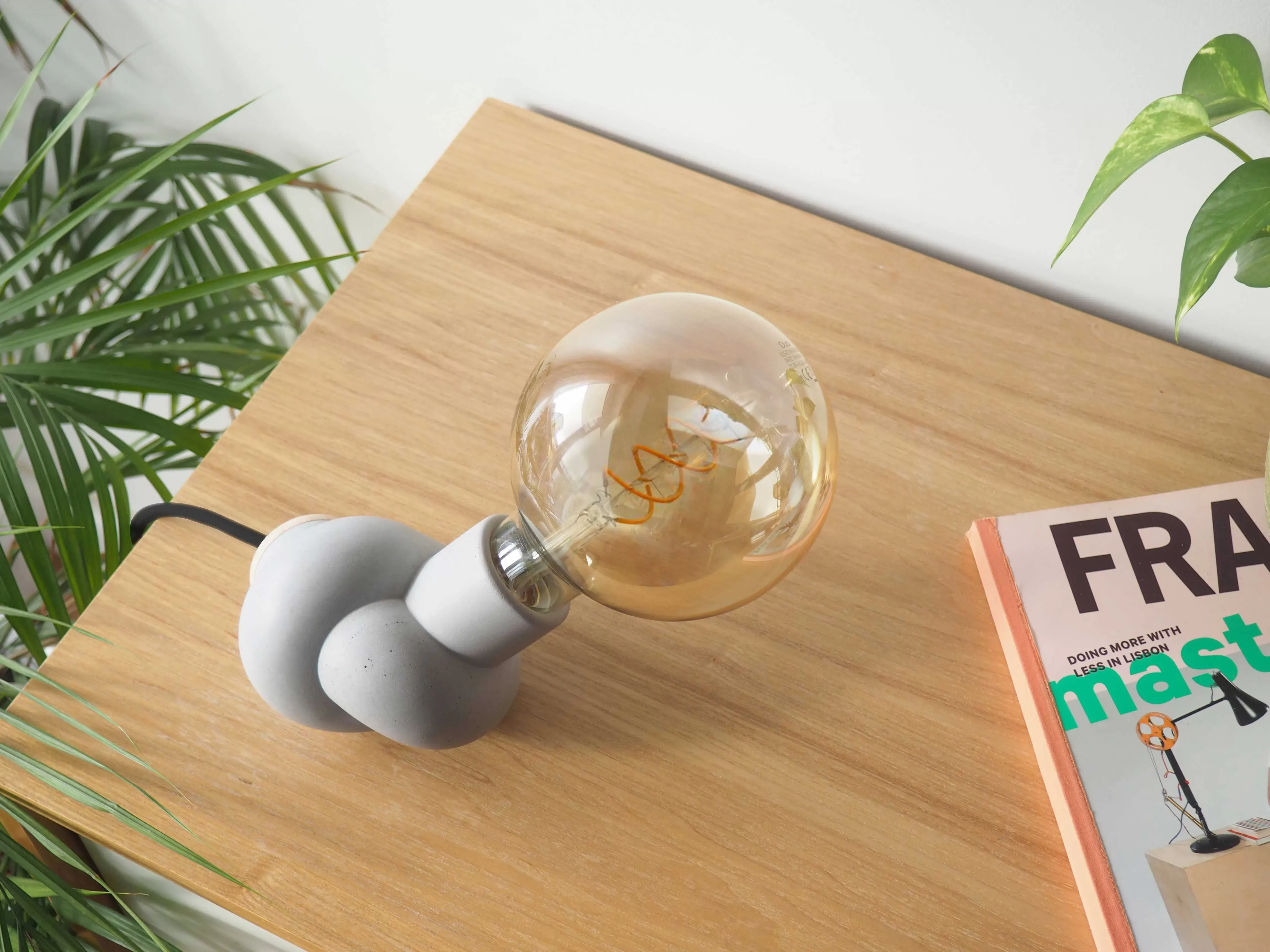 Illustration numéro 2 du produit Lampe à poser en béton et bois cordon noir ampoule LED edison