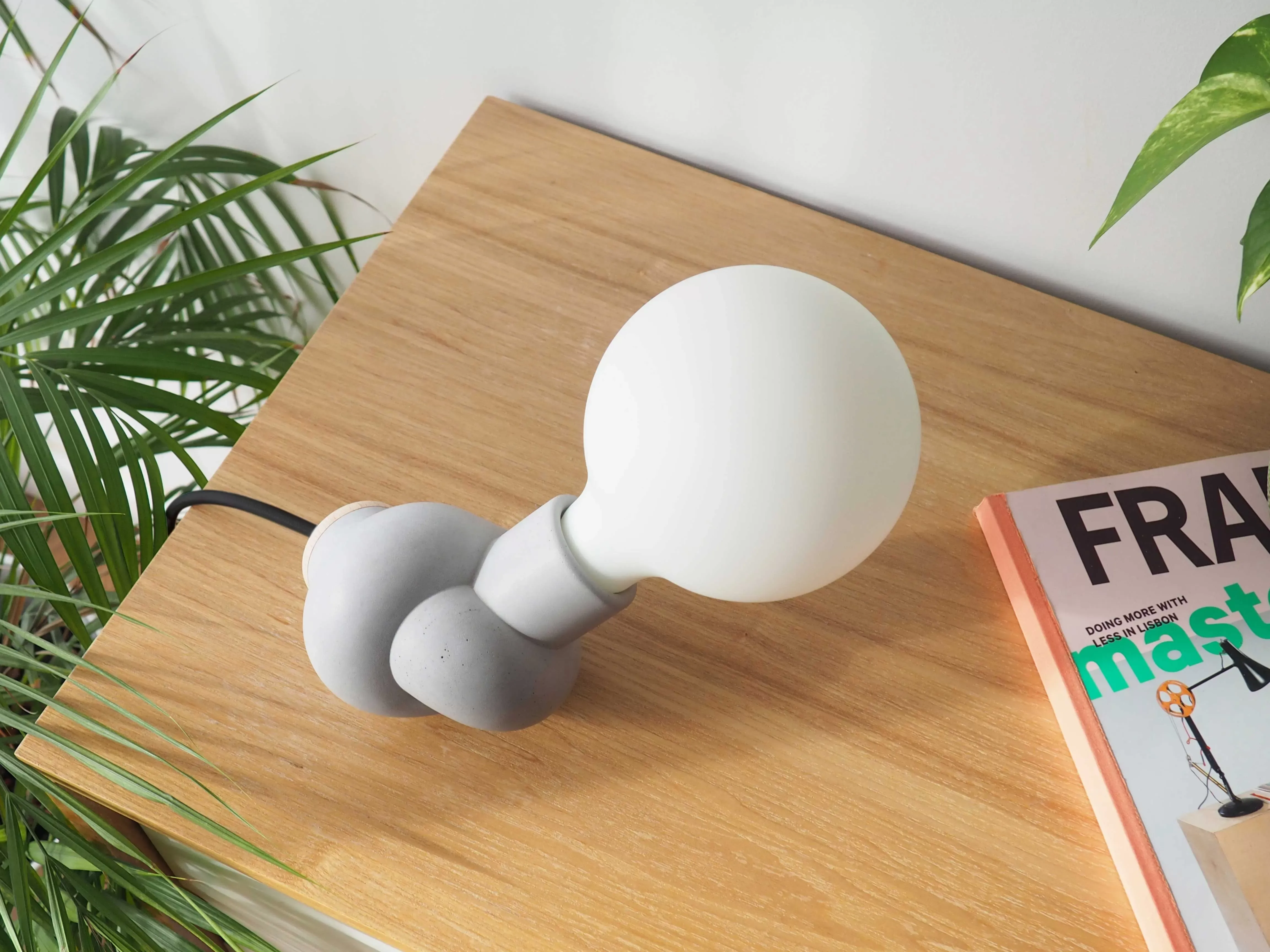 Illustration numéro 2 du produit Lampe à poser en béton et bois cordon noir ampoule LED porcelaine