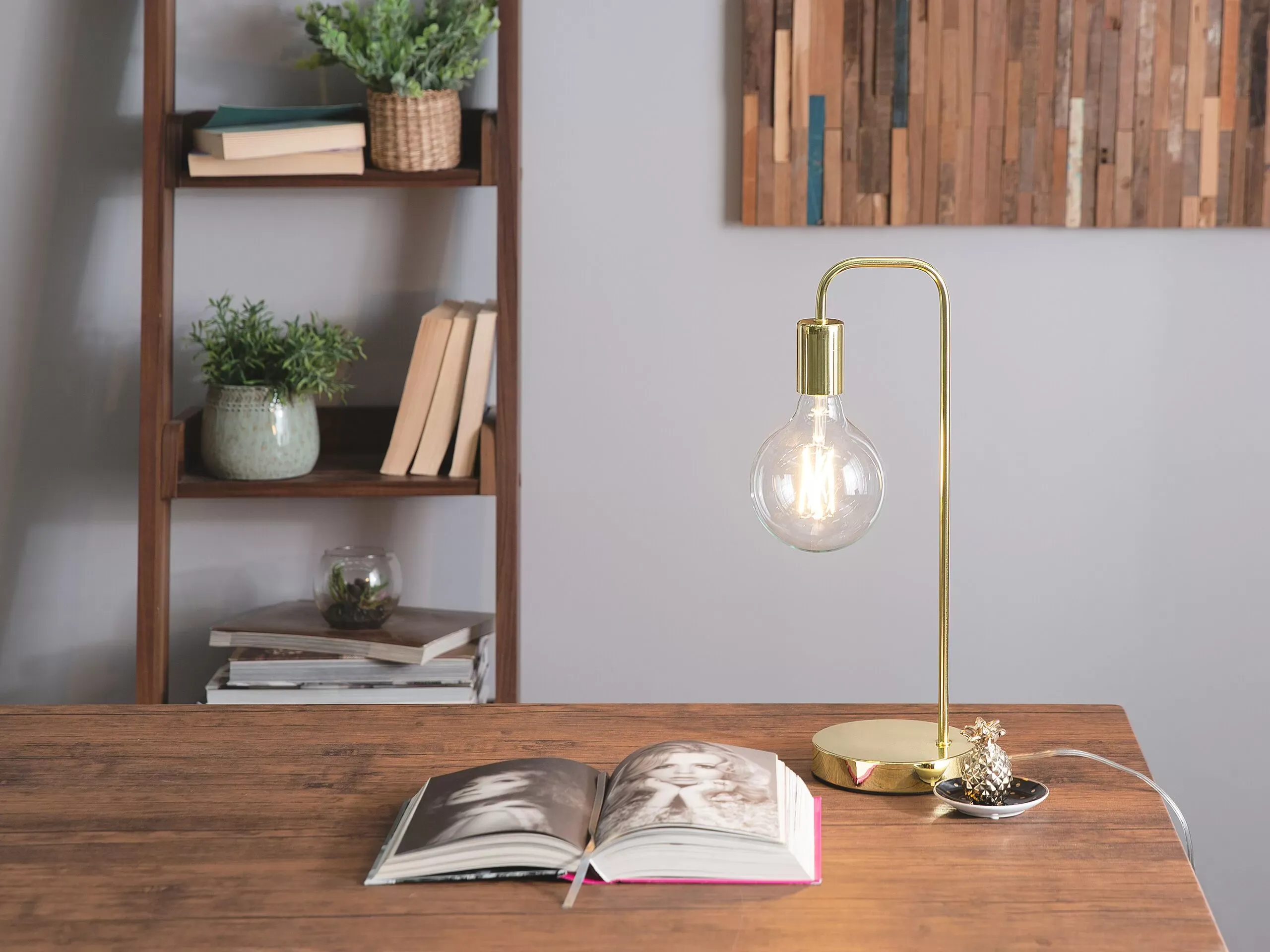 Illustration numéro 2 du produit Lampe de bureau métal doré