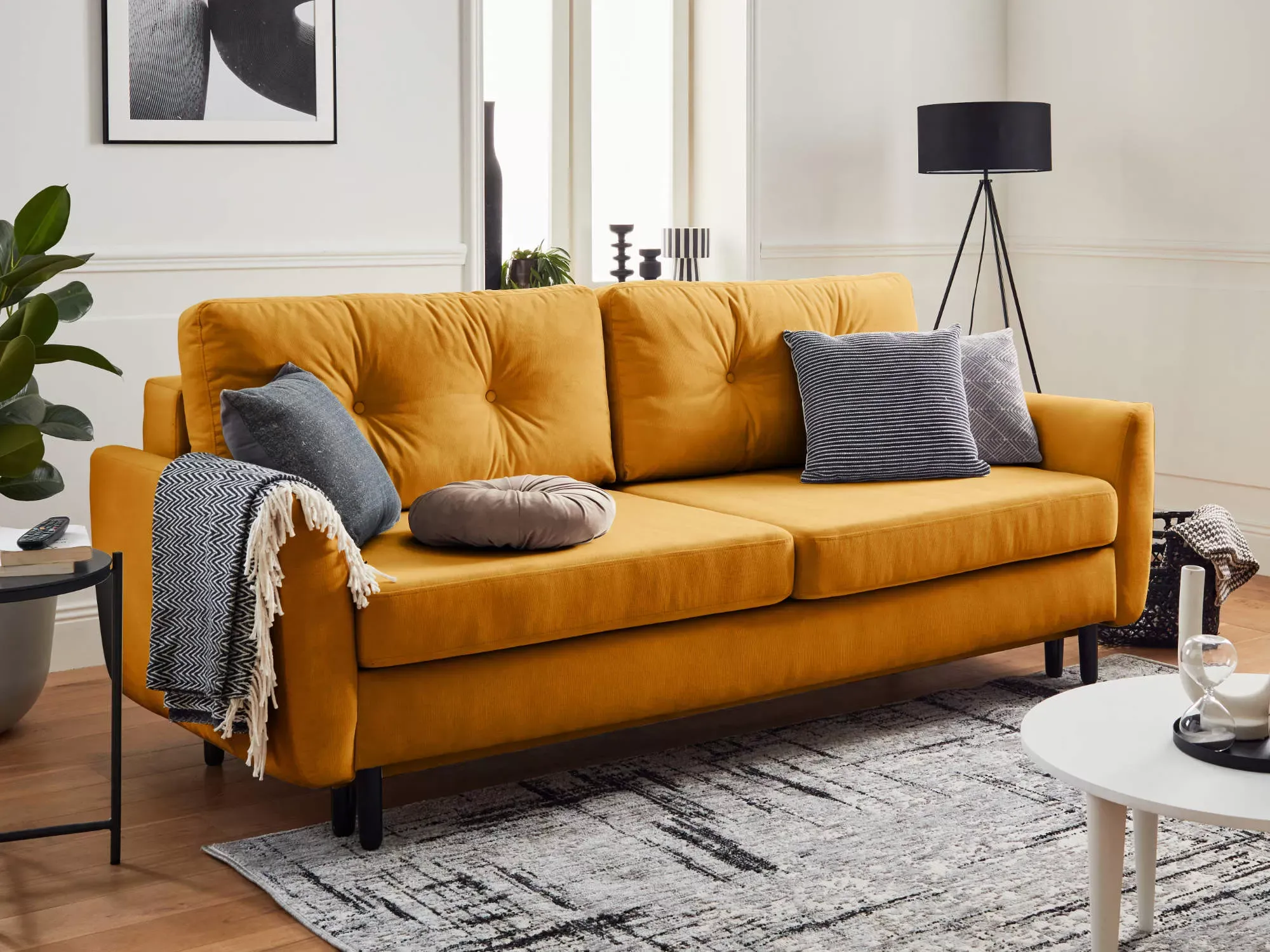 Illustration numéro 2 du produit Canapé droit convertible 3 places en velours jaune