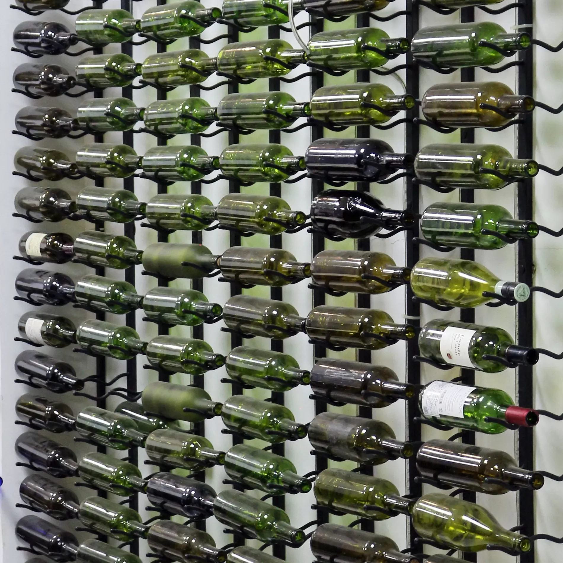 Illustration numéro 2 du produit Porte-bouteilles mural pour 18 bouteilles en métal noir