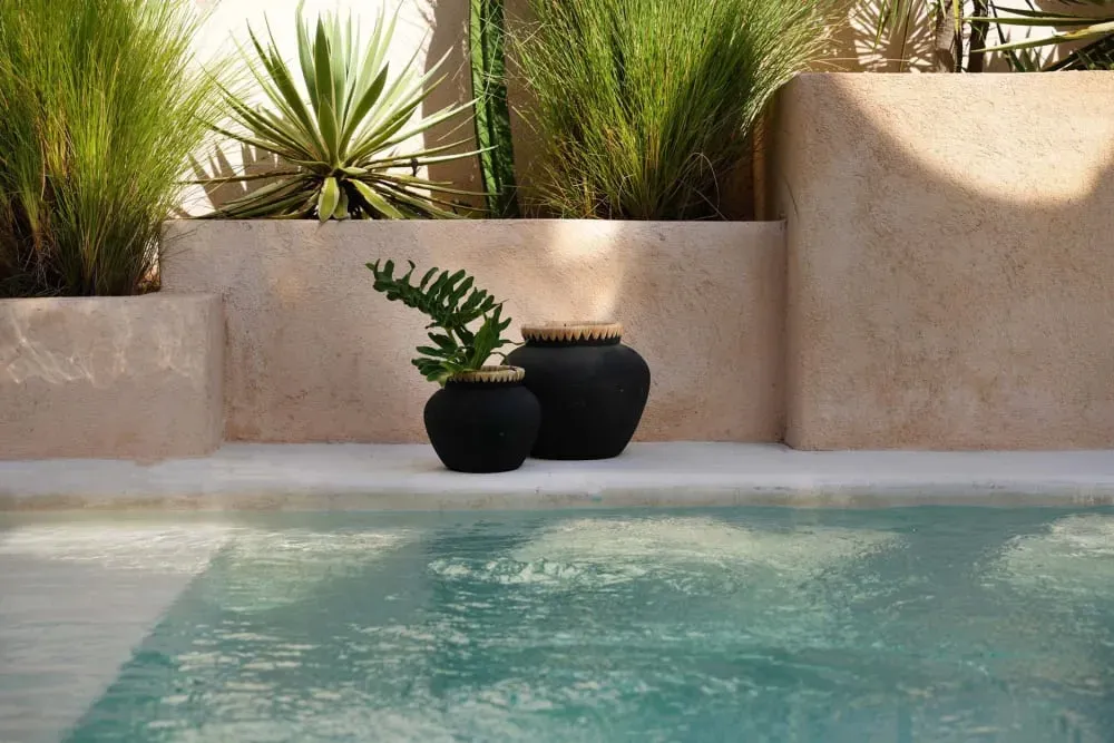 Illustration numéro 2 du produit Vase en terre cuite noir naturel h19