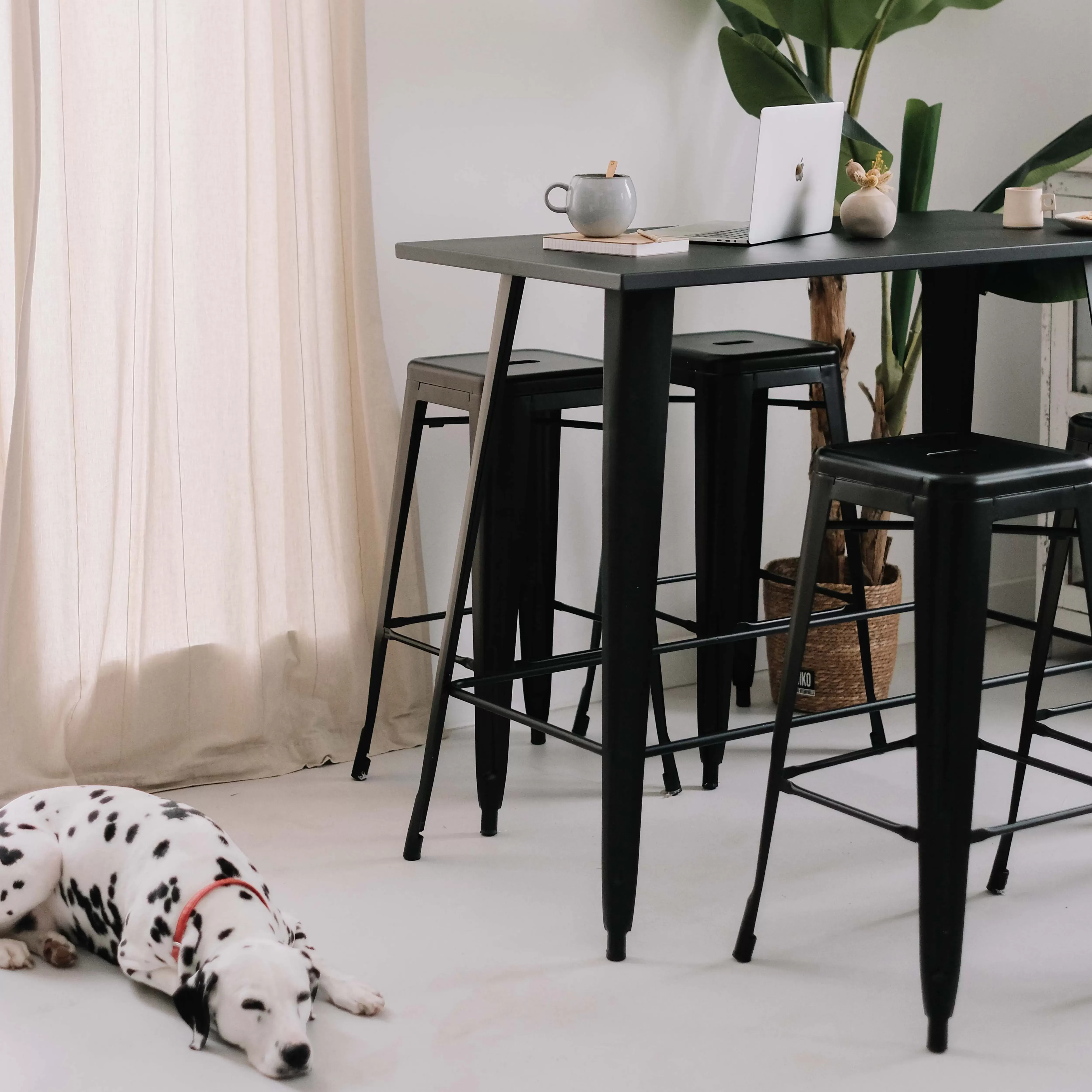 Illustration numéro 2 du produit Lot 4 tabourets de bar en métal noir mat