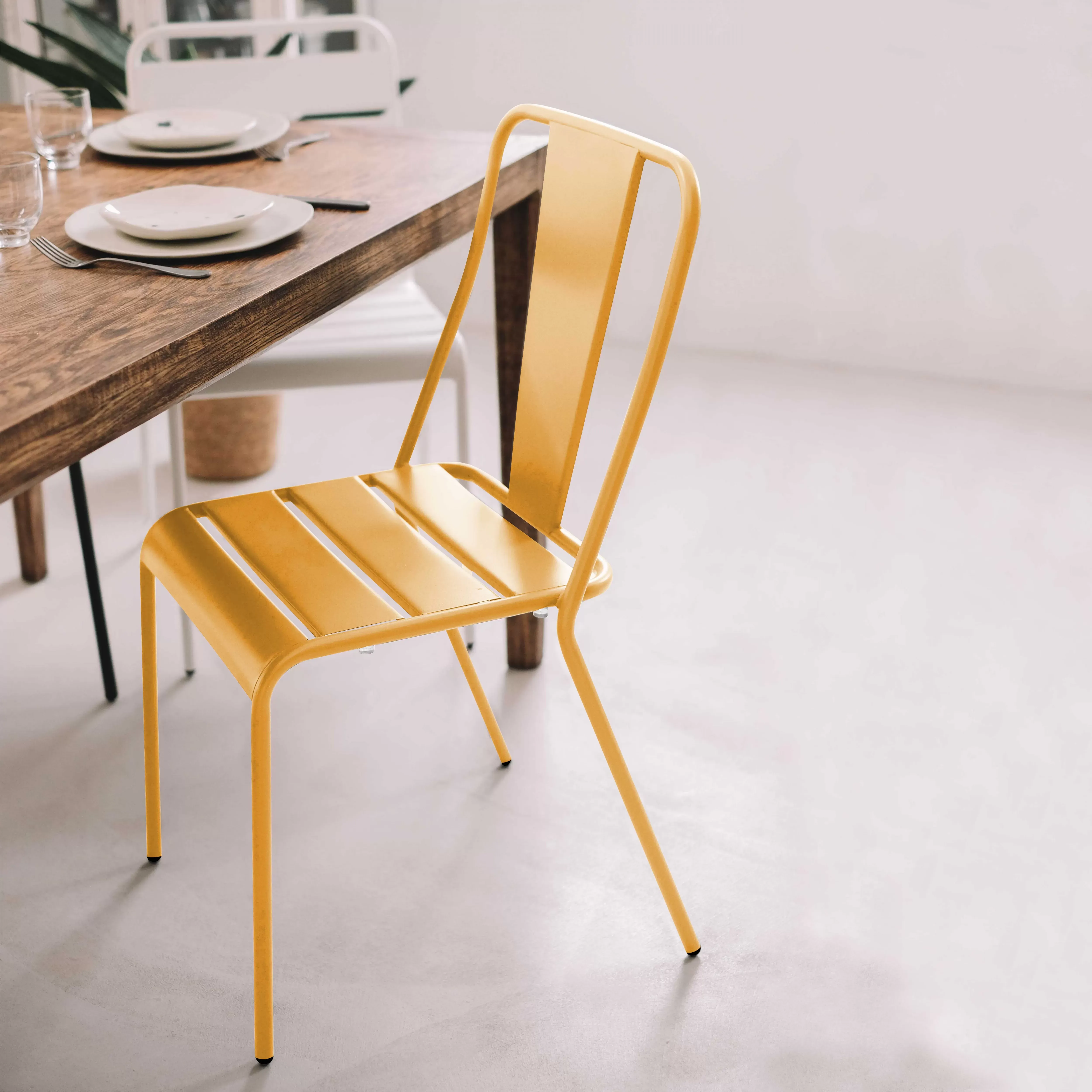 Illustration numéro 2 du produit Chaise en métal bistrot jaune