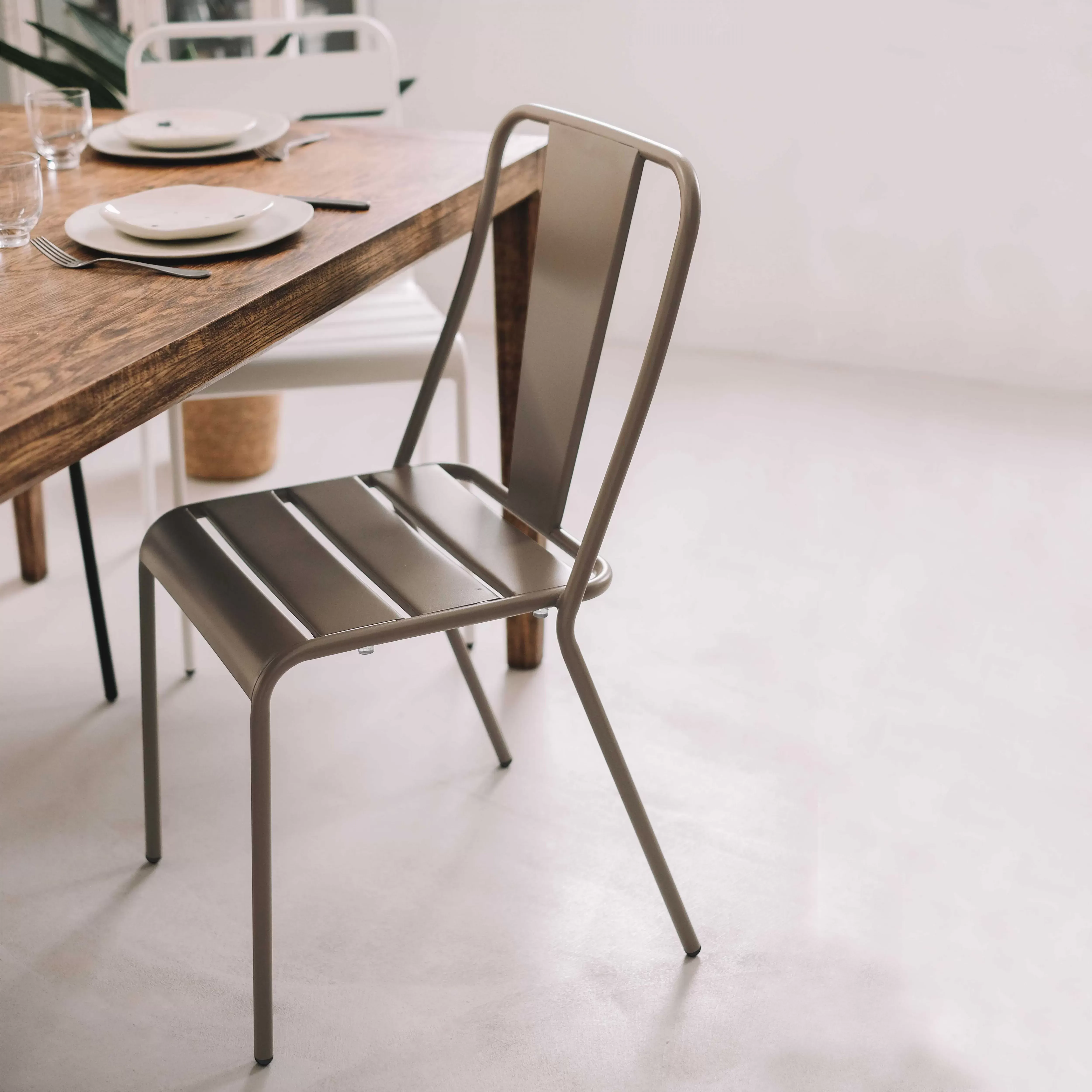 Illustration numéro 2 du produit Chaise en métal bistrot taupe