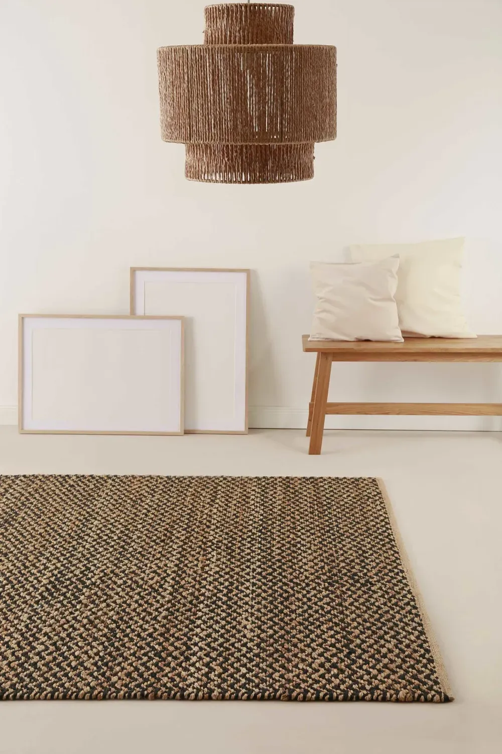 Illustration numéro 2 du produit Tapis tissé main en laine et jute noir et naturel avec motif 160x230