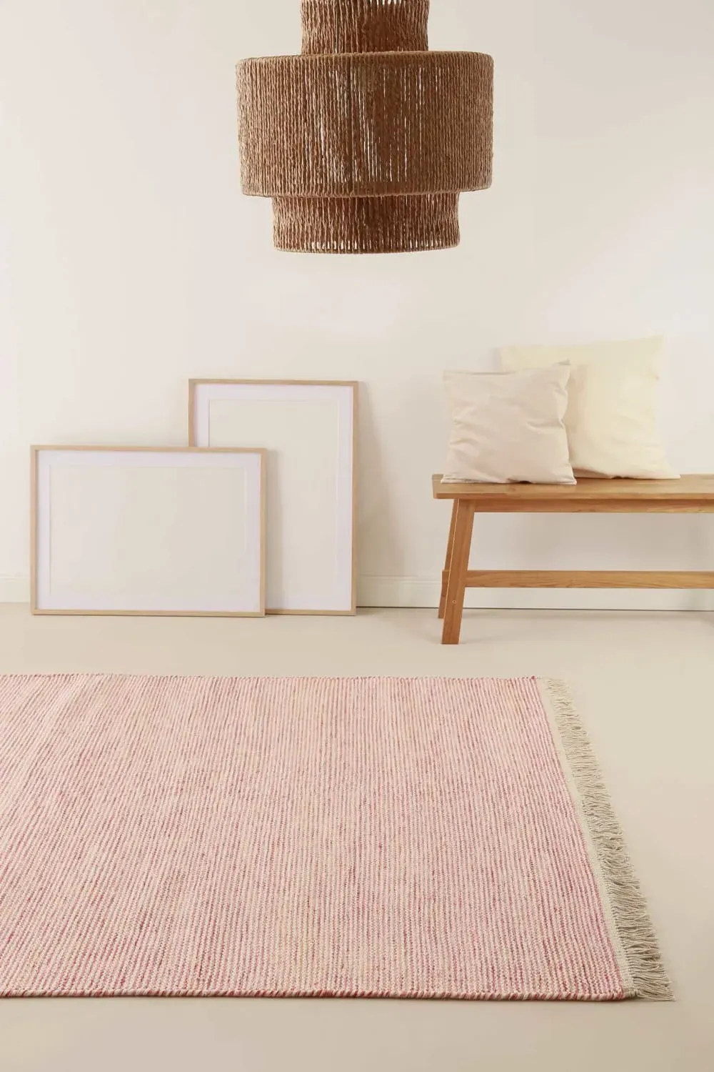 Illustration numéro 2 du produit Tapis tissé main laine et coton beige et rouge à franges 80x150