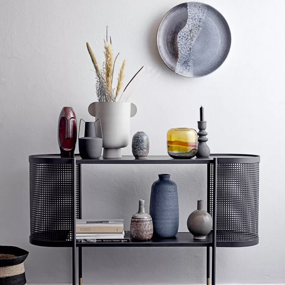 Illustration numéro 2 du produit Vase en métal H20,5cm - Noir