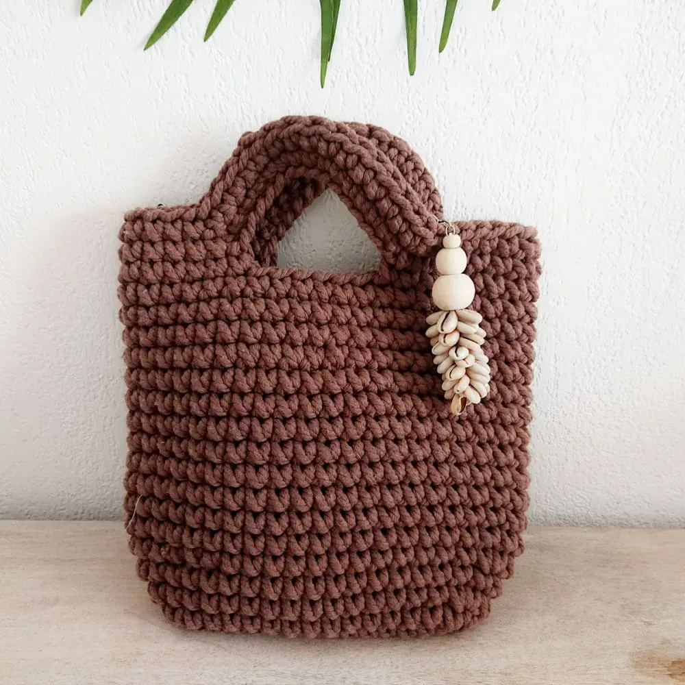 Illustration numéro 2 du produit Mini sac en crochet, marron