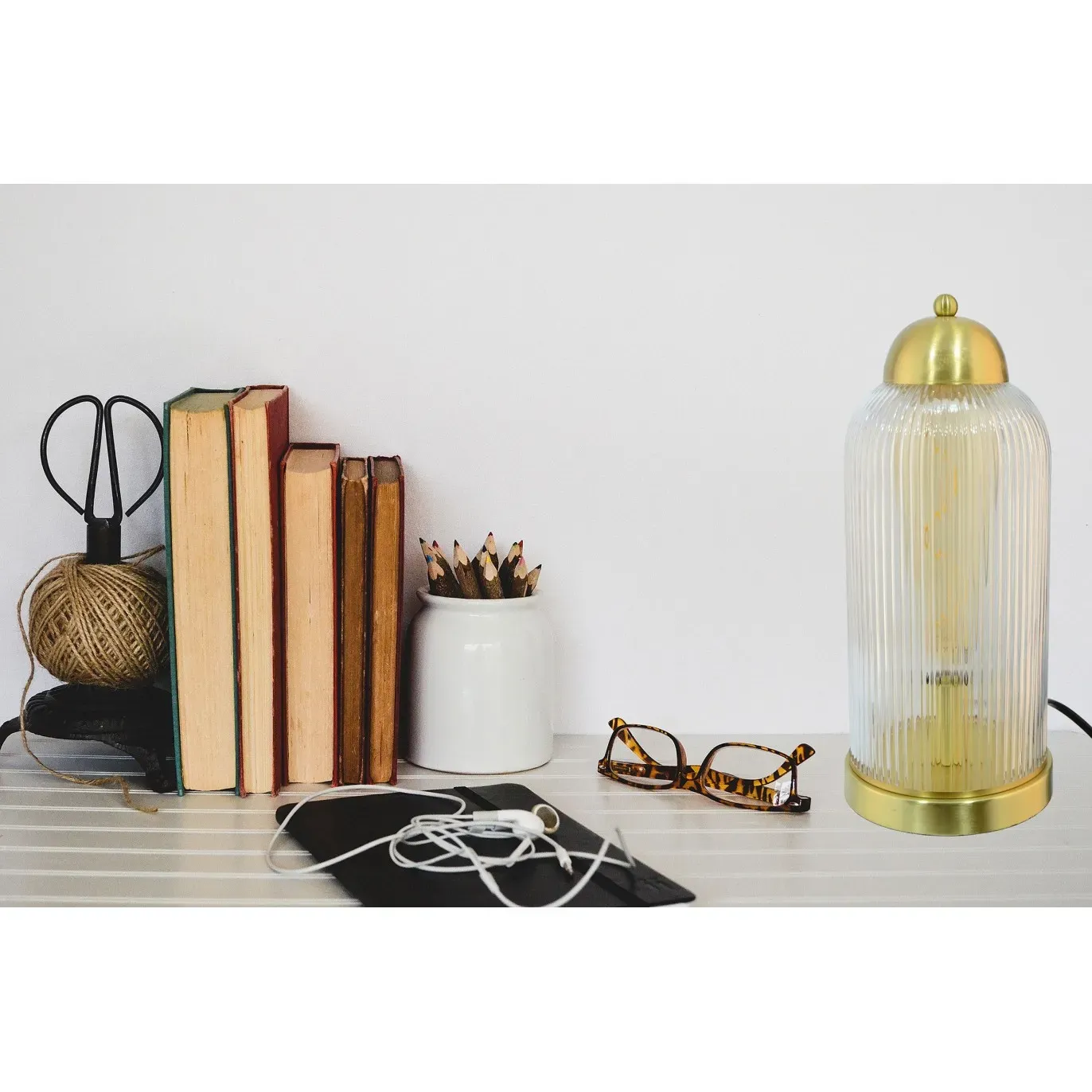 Illustration numéro 2 du produit Lampe en métal doré, cloche en verre strié transparent