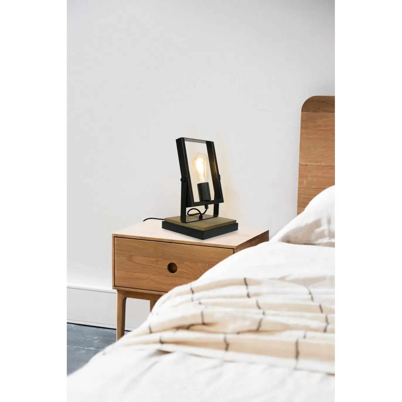 Illustration numéro 2 du produit Lampe à poser orientable en métal noir et bois marron