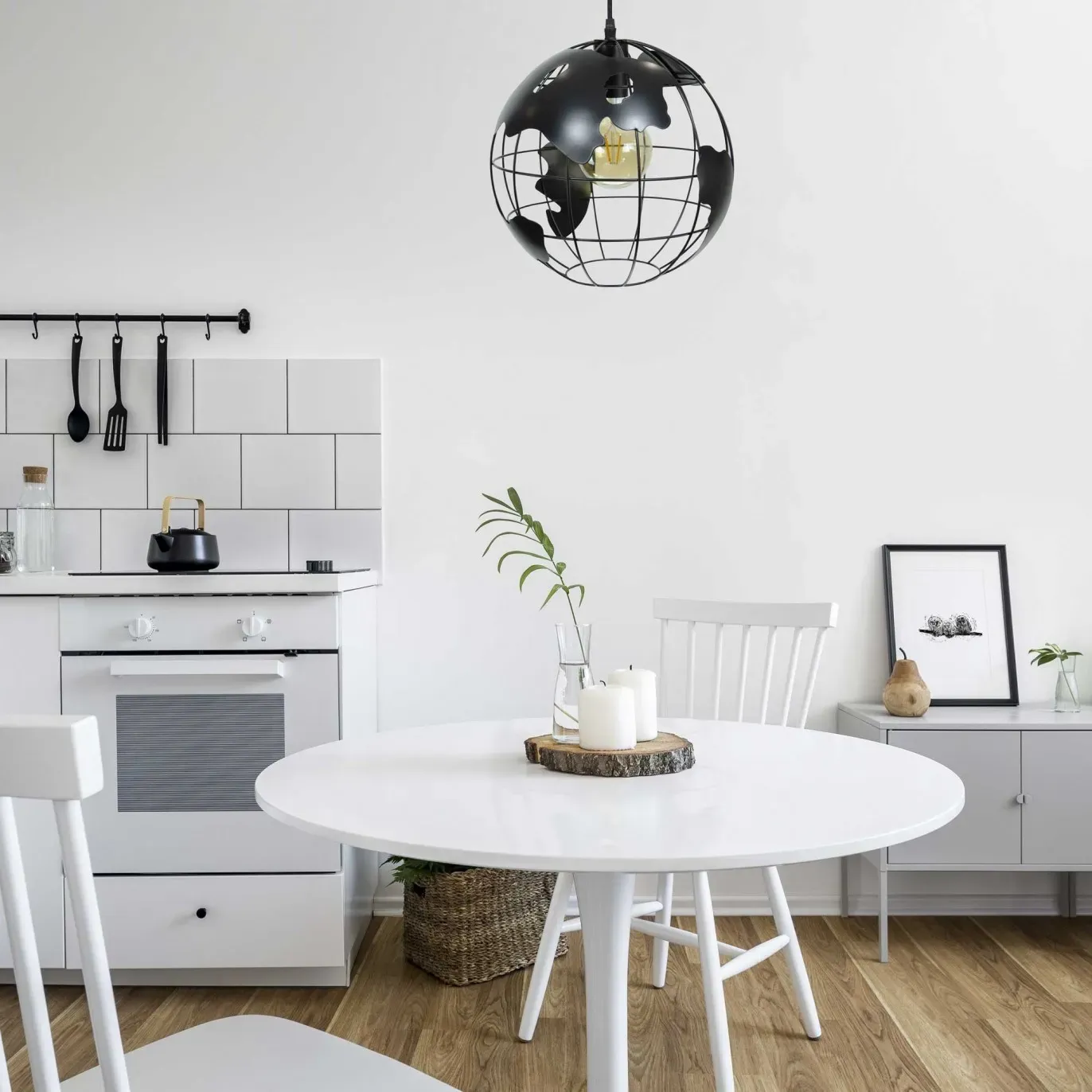 Illustration numéro 2 du produit Suspension globe terrestre en métal