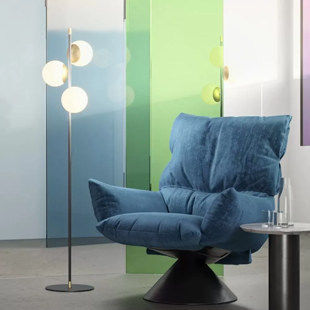 Illustration numéro 2 du produit Lampadaire noir moderne avec structure en métal et 3 sphères blanches