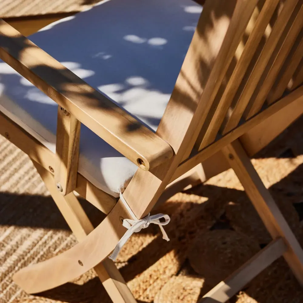 Illustration numéro 2 du produit Lot de 4 chaises de jardin pliantes en bois clair avec accoudoirs