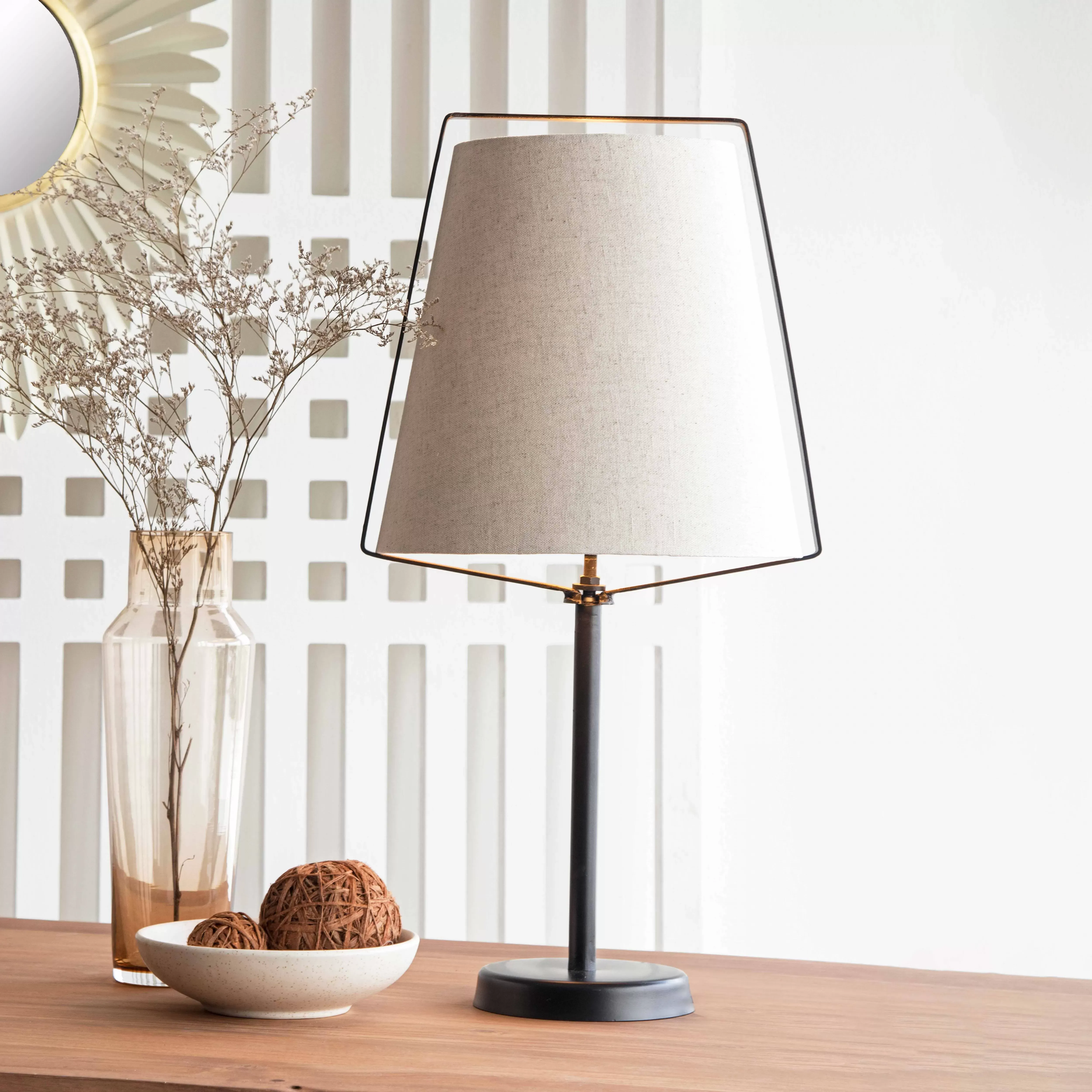 Illustration numéro 2 du produit Lampe à poser design avec abat-jour en lin