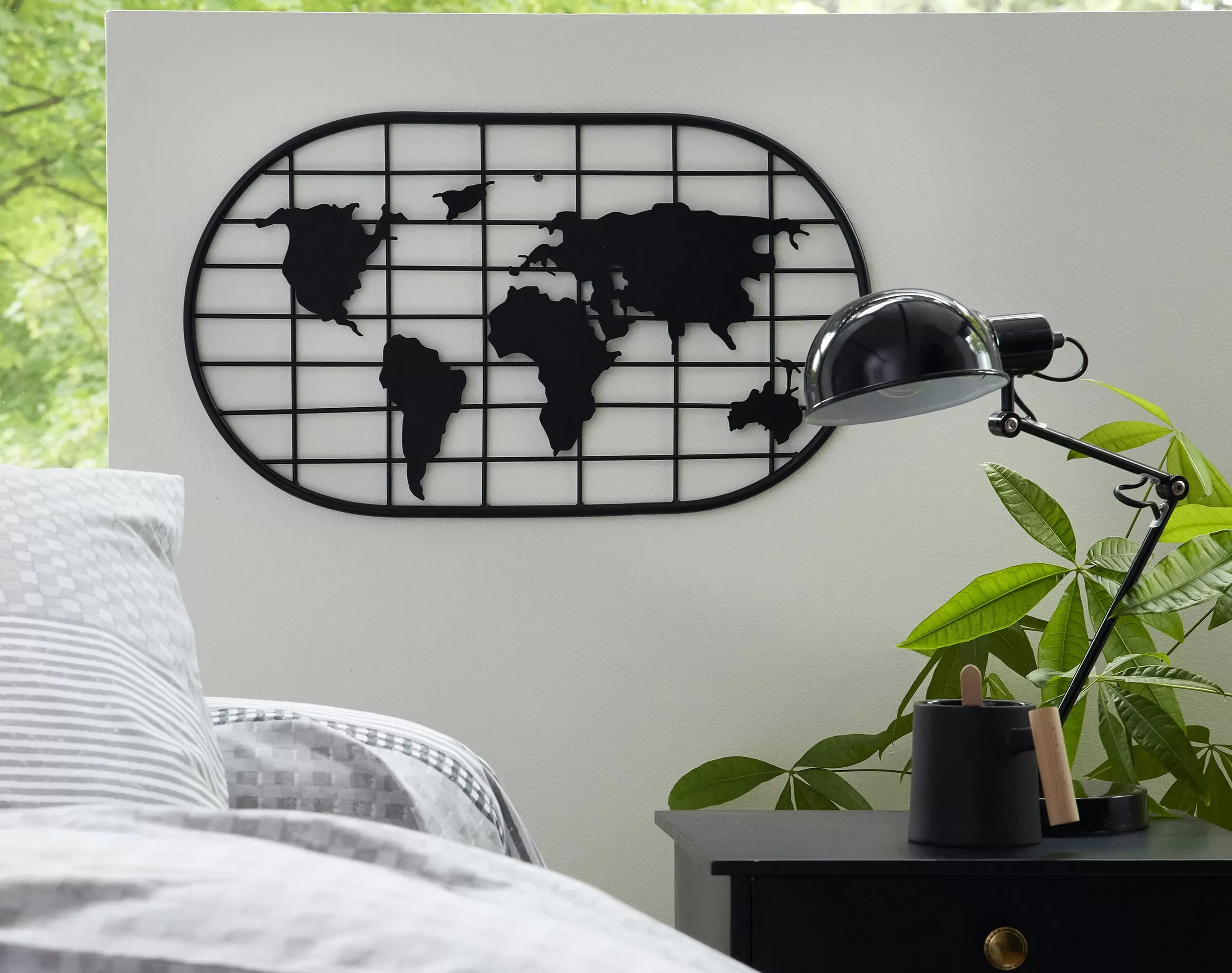 Illustration numéro 2 du produit Plaque décorative monde en métal noir