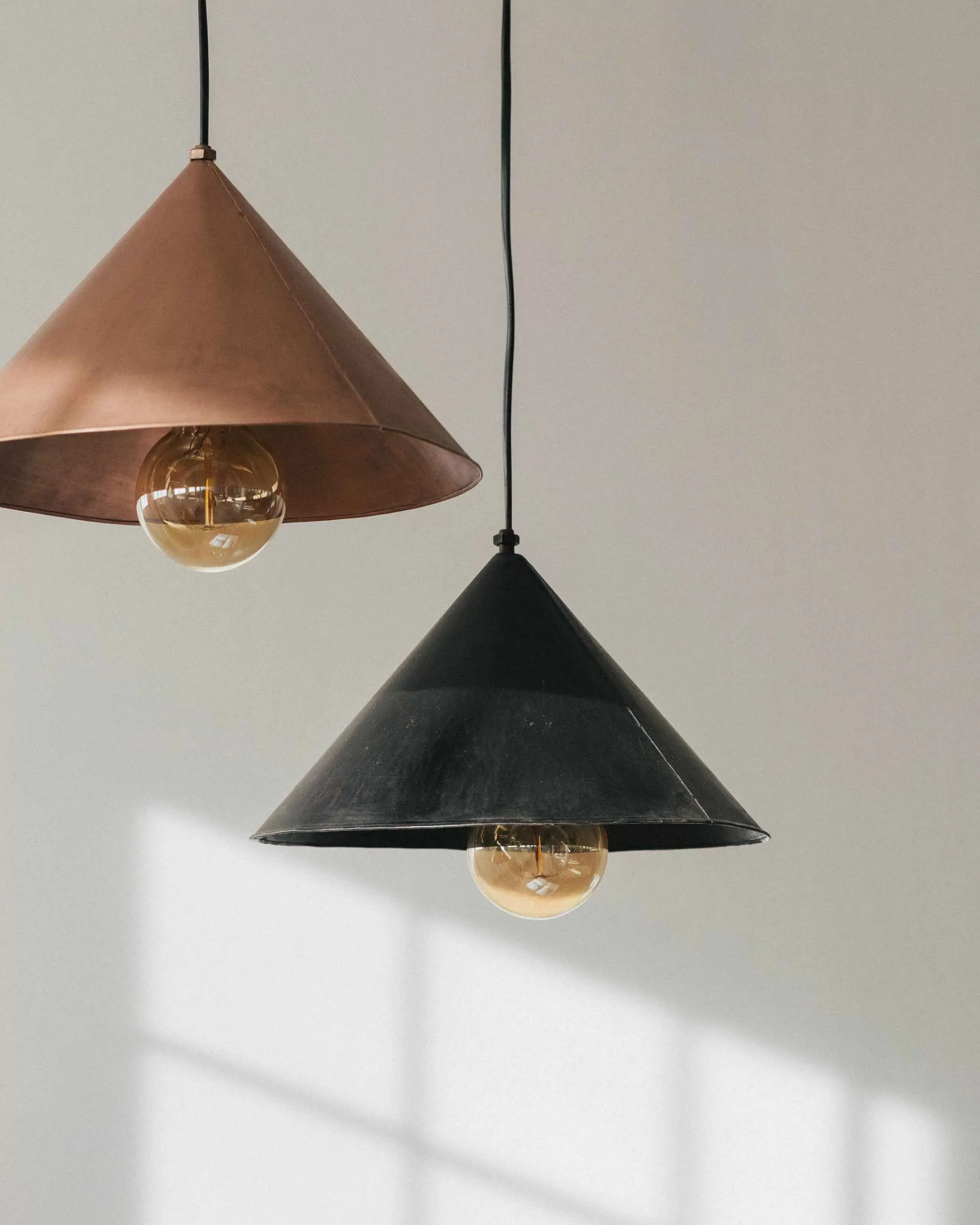 Illustration numéro 2 du produit Suspension avec abat-jour en fer de couleur noire 30 cm