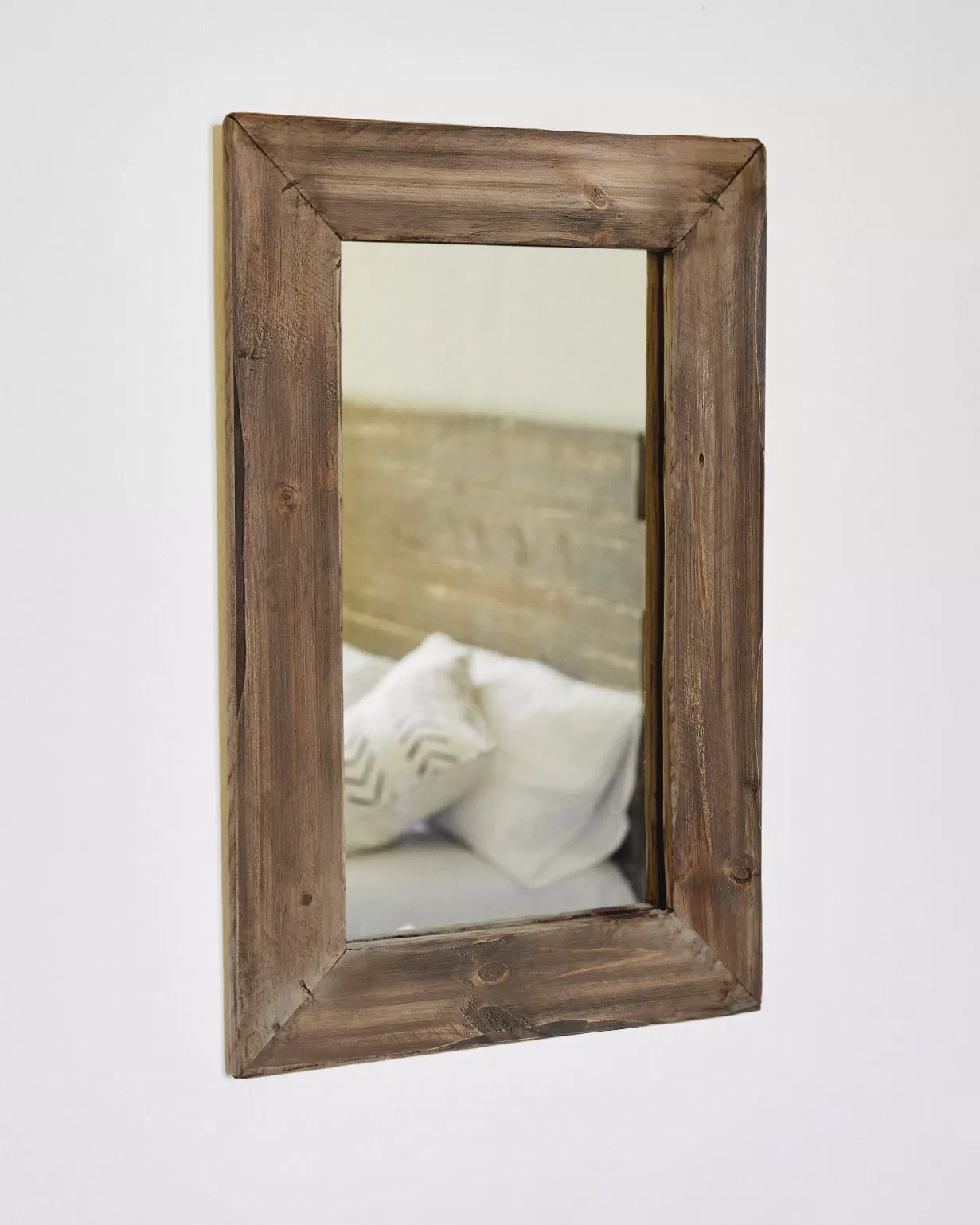 Illustration numéro 2 du produit Miroir suspendu en bois recyclé 70 cm