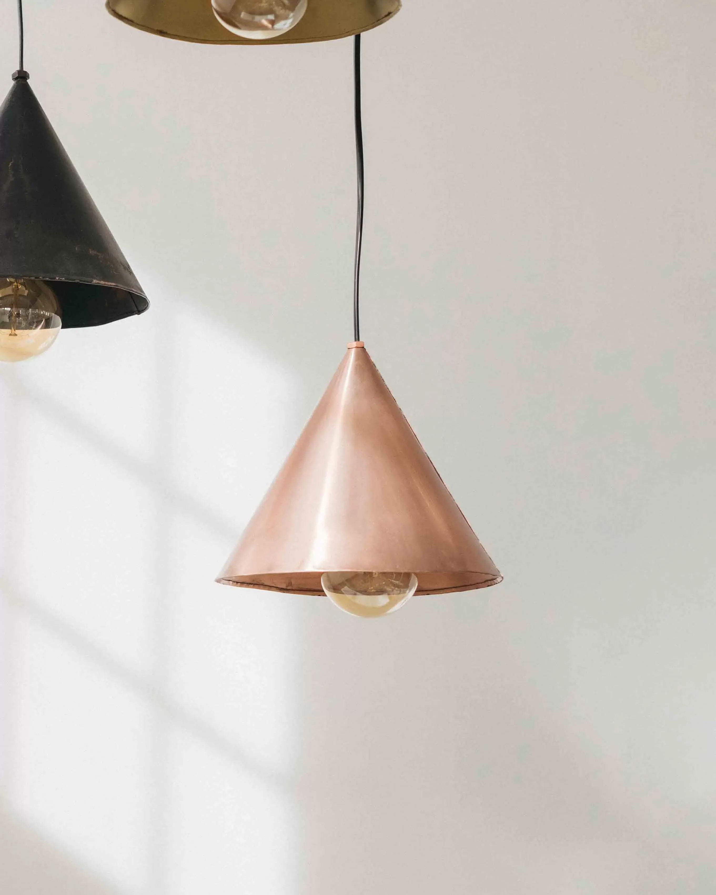 Illustration numéro 2 du produit Suspension avec abat-jour en fer de couleur cuivré 20 cm