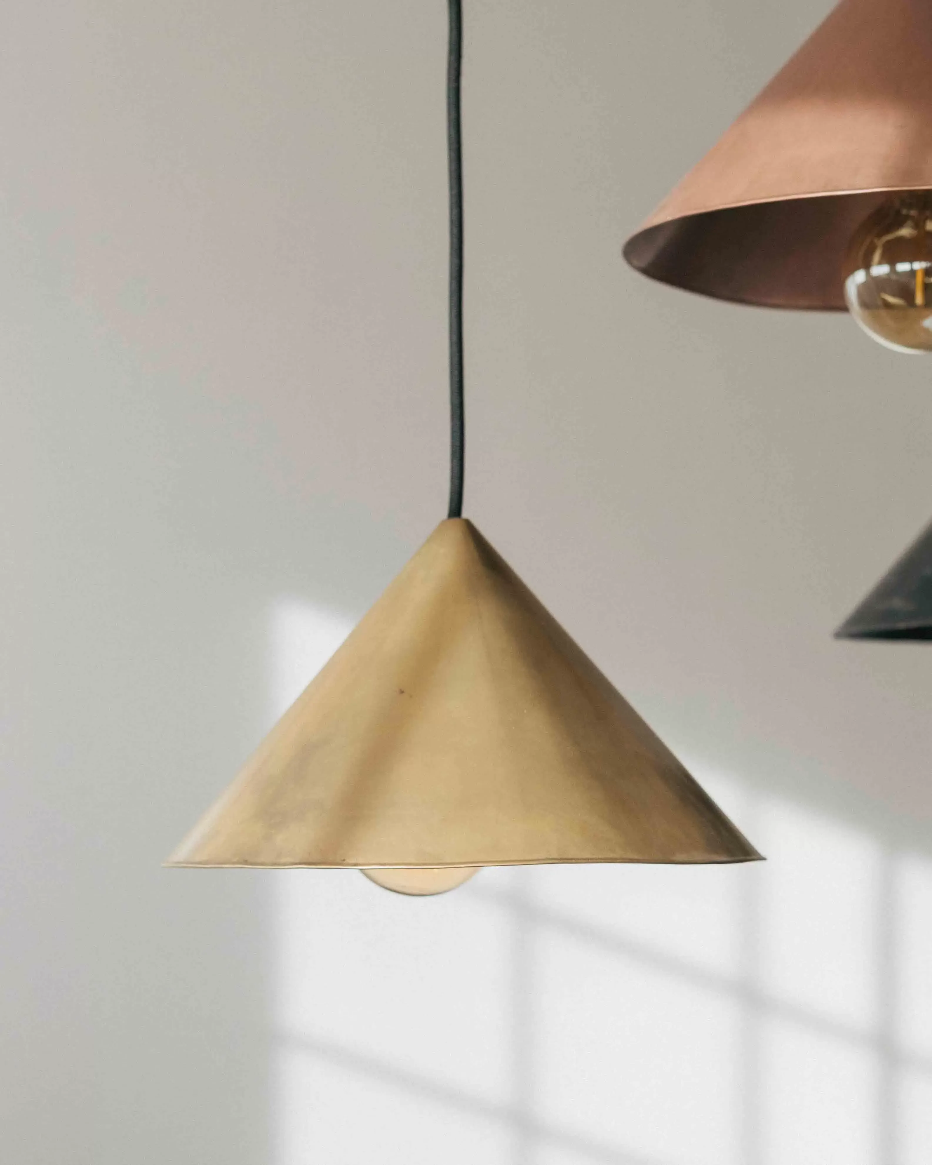 Illustration numéro 2 du produit Suspension avec abat-jour en fer de couleur doré 30 cm