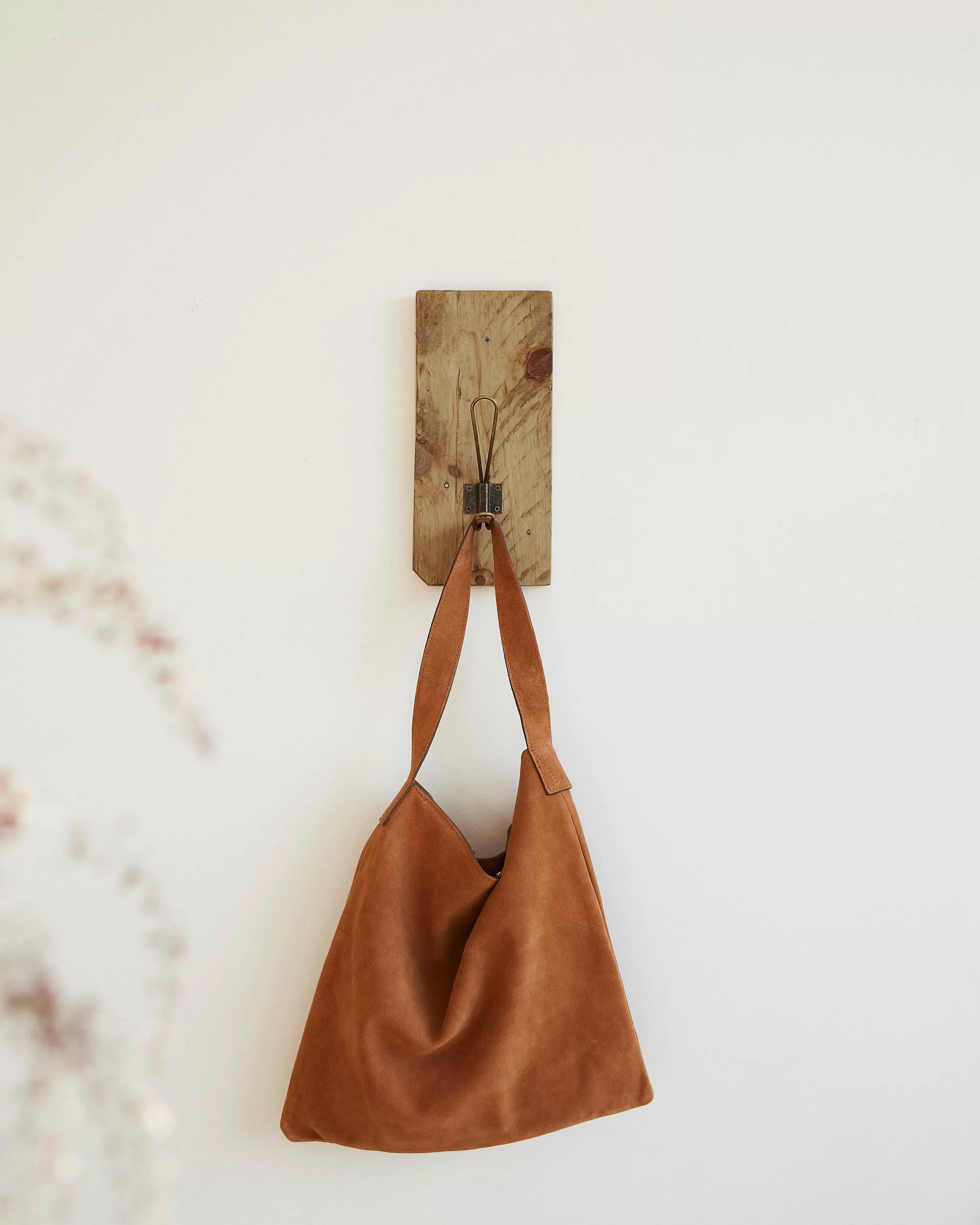 Illustration numéro 2 du produit Support mural en bois récupéré avec un crochet en métal