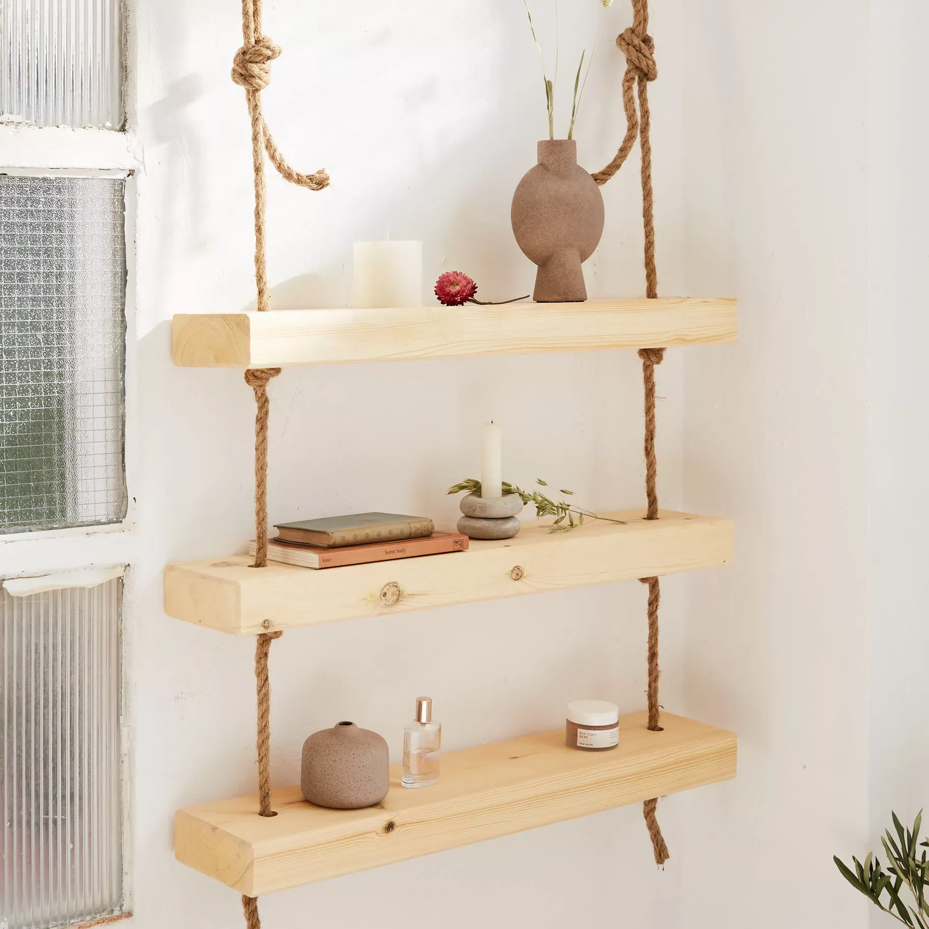 Illustration numéro 2 du produit Etagère suspendue en bois de couleur beige à 3 étages 70 cm