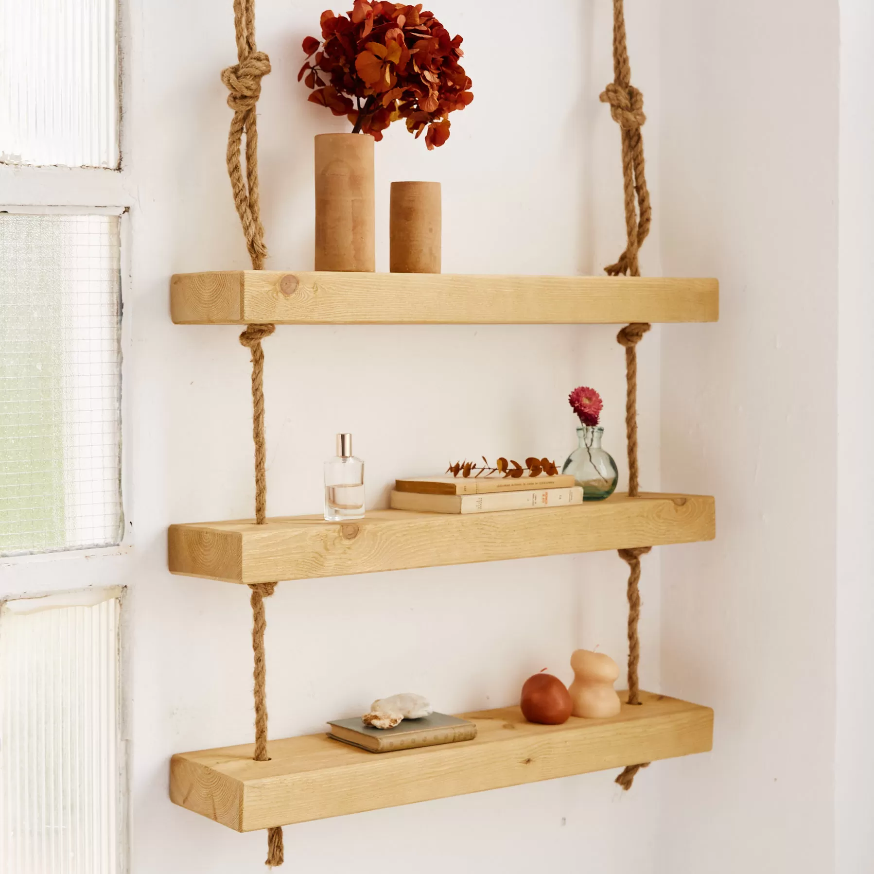 Illustration numéro 2 du produit Étagère murale en bois massif olive 3 étagères 70 cm