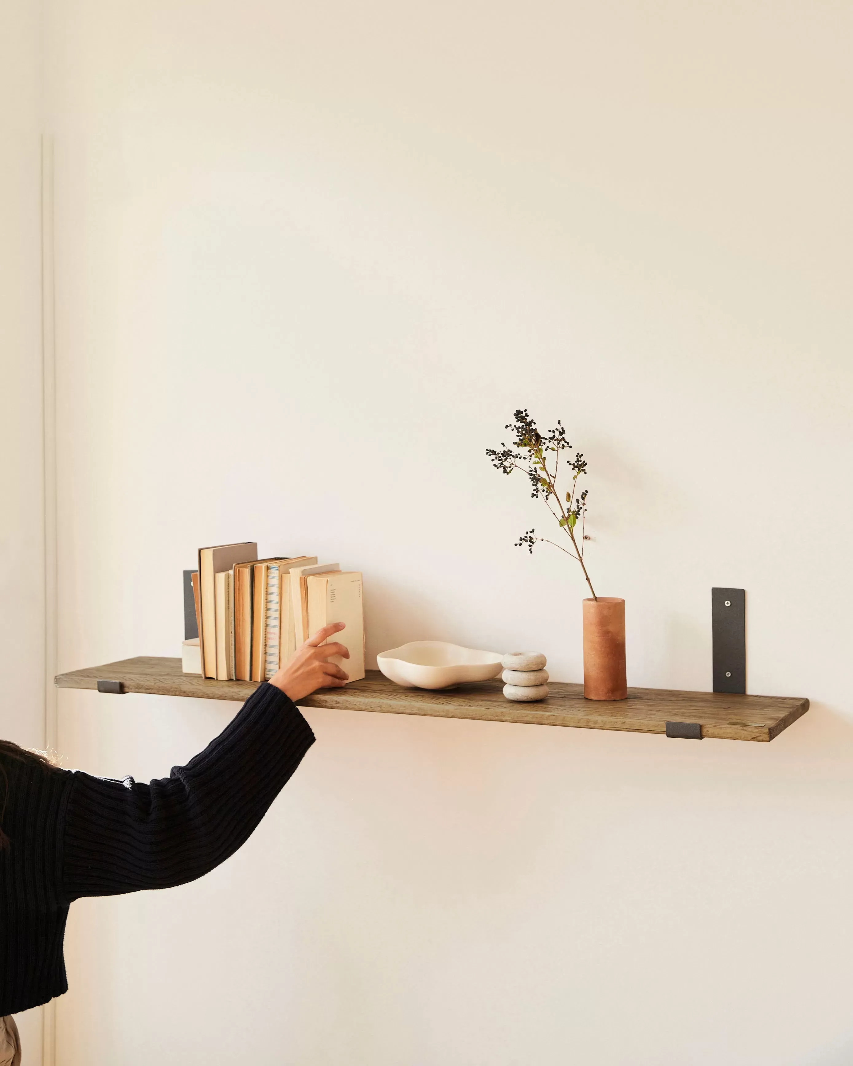 Illustration numéro 2 du produit Etagère murale flottante en bois de couleur naturelle 110 cm