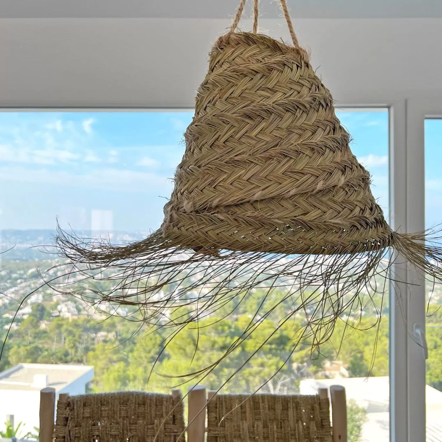 Illustration numéro 2 du produit Lampe suspendue en fibres naturelles avec franges D.45cm