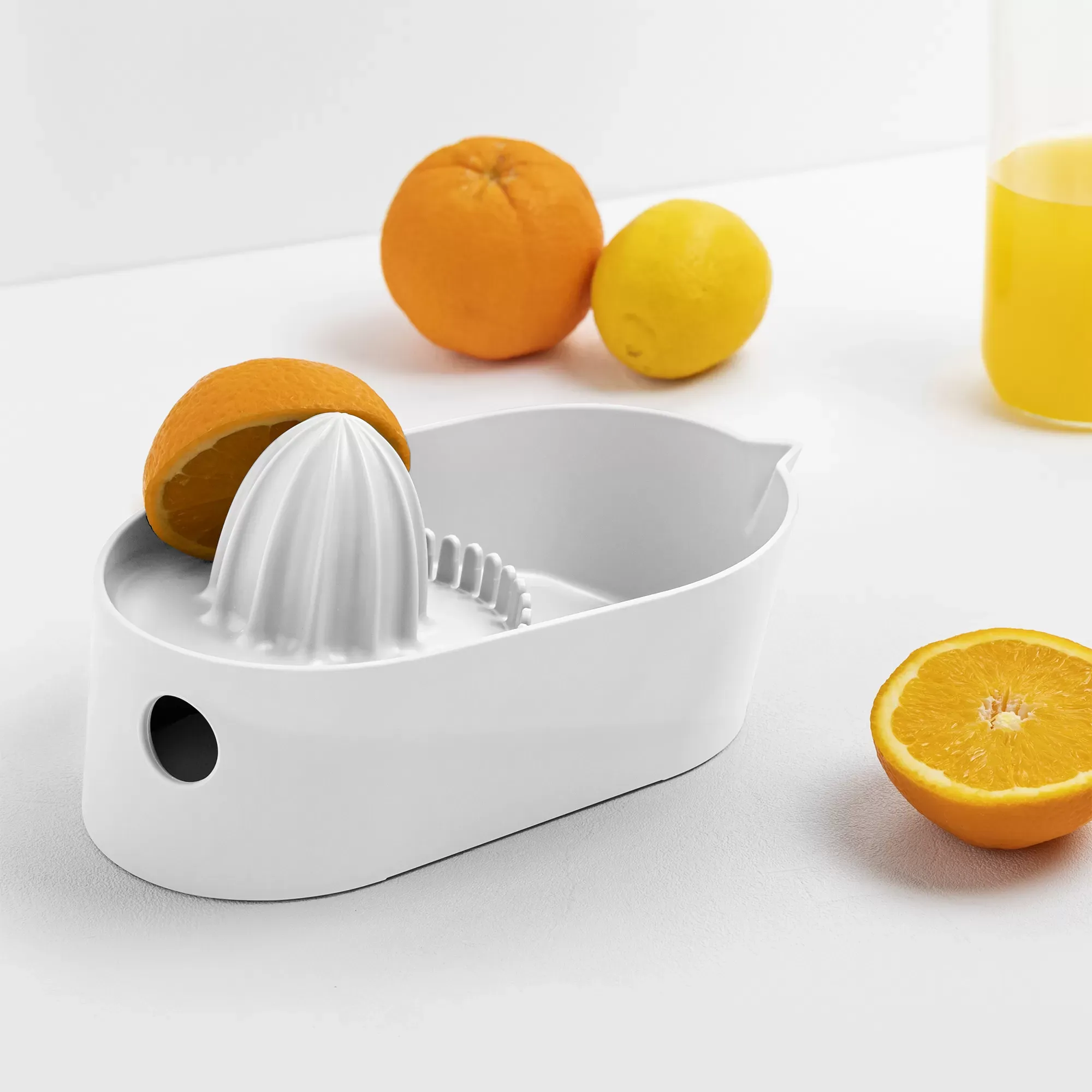 Illustration numéro 2 du produit Presse-agrumes en polypropylène blanc