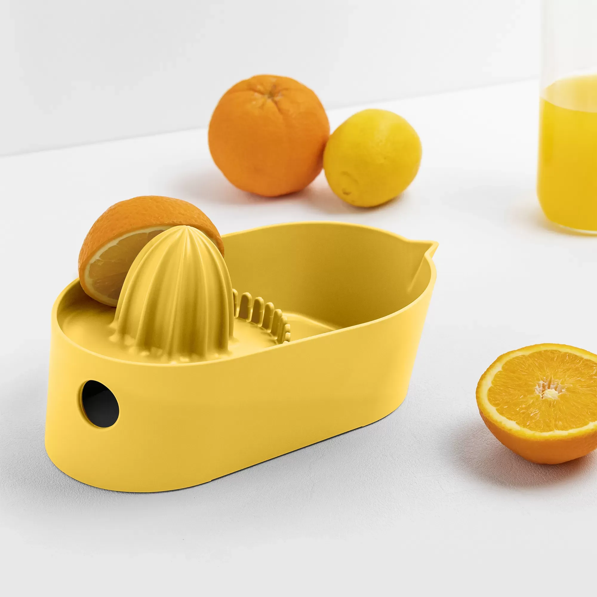 Illustration numéro 2 du produit Presse-agrumes en polypropylène jaune