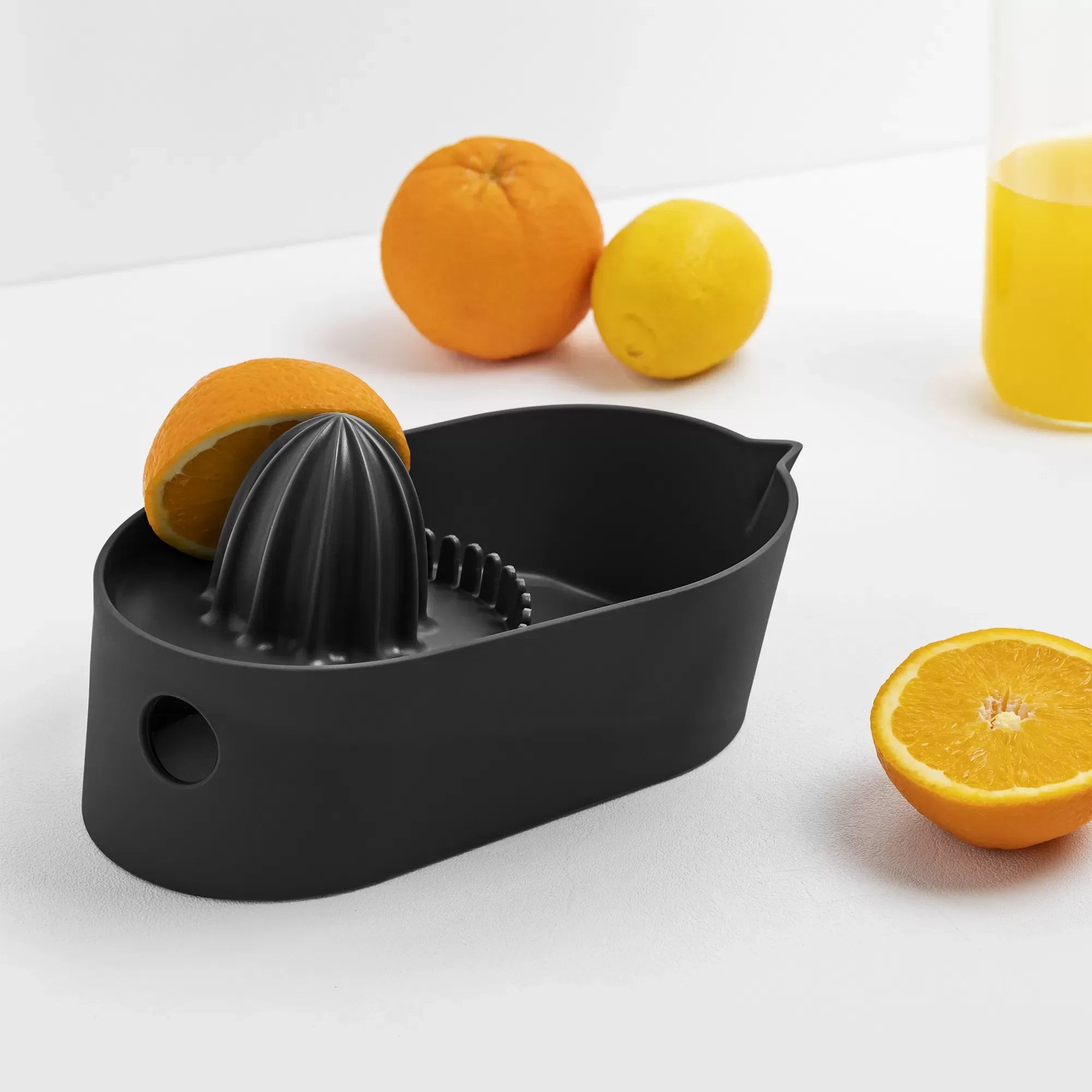 Illustration numéro 2 du produit Presse-agrumes en polypropylène noir