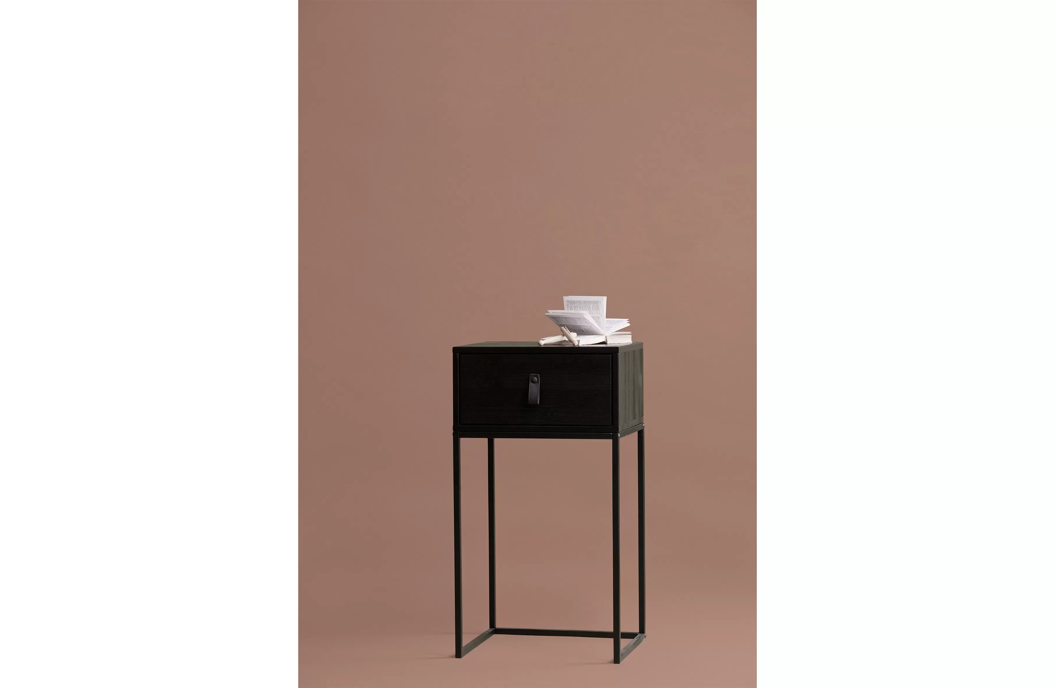 Illustration numéro 2 du produit Table de chevet industriel noir, table de nuit métal/bois