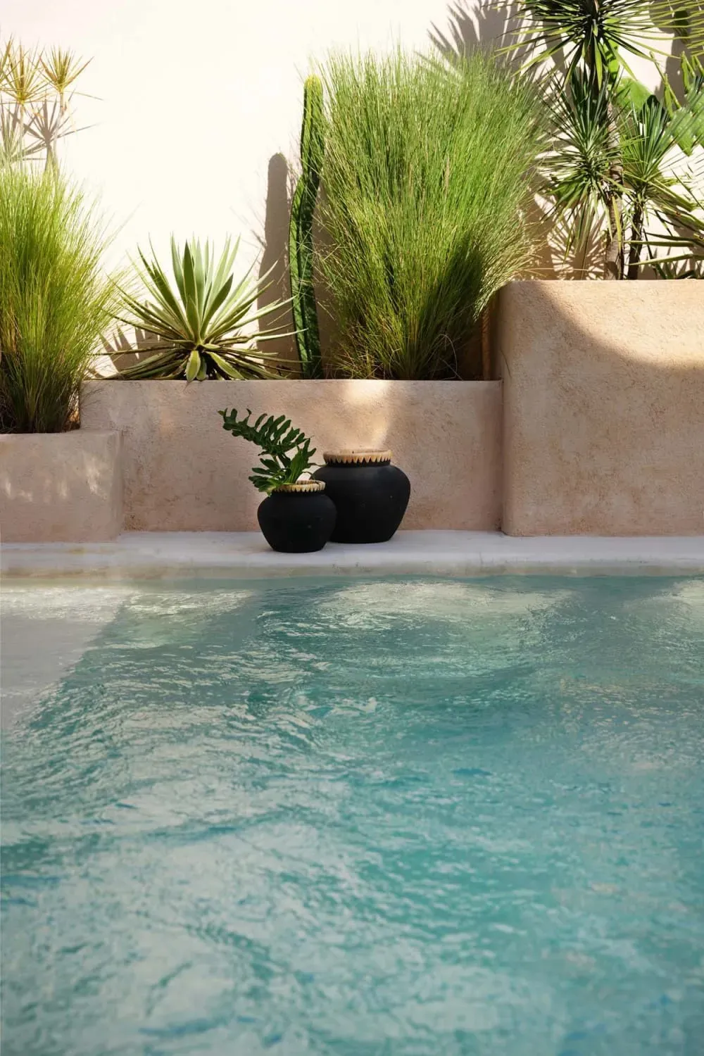 Illustration numéro 2 du produit Vase en terre cuite noir naturel h27