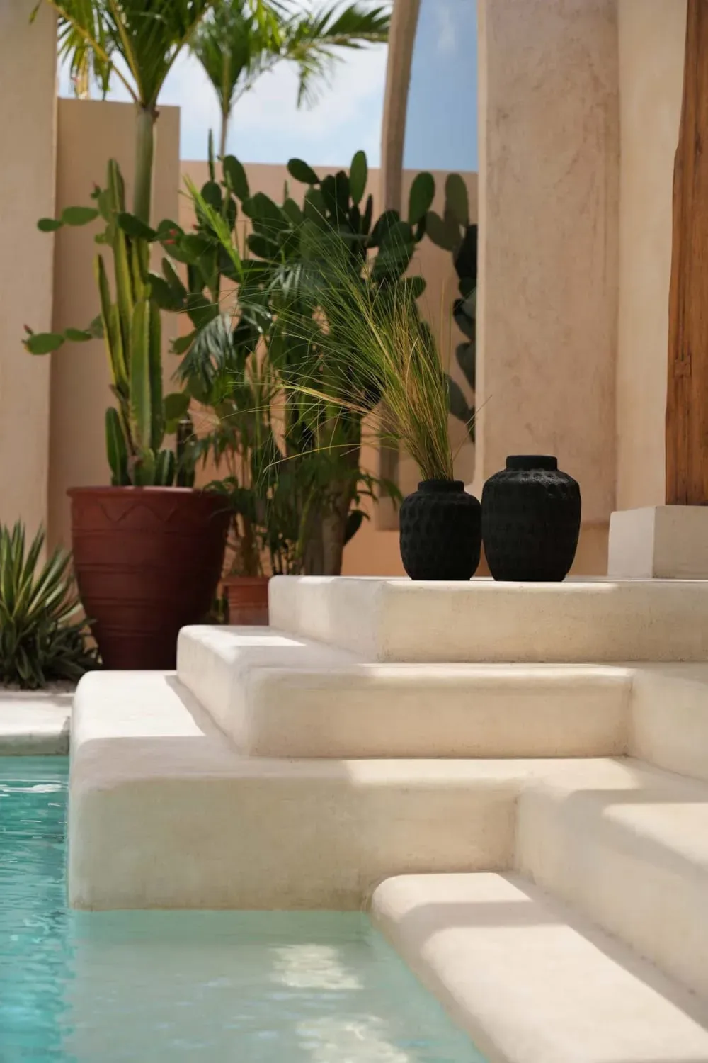 Illustration numéro 2 du produit Vase en terre cuite noire h18