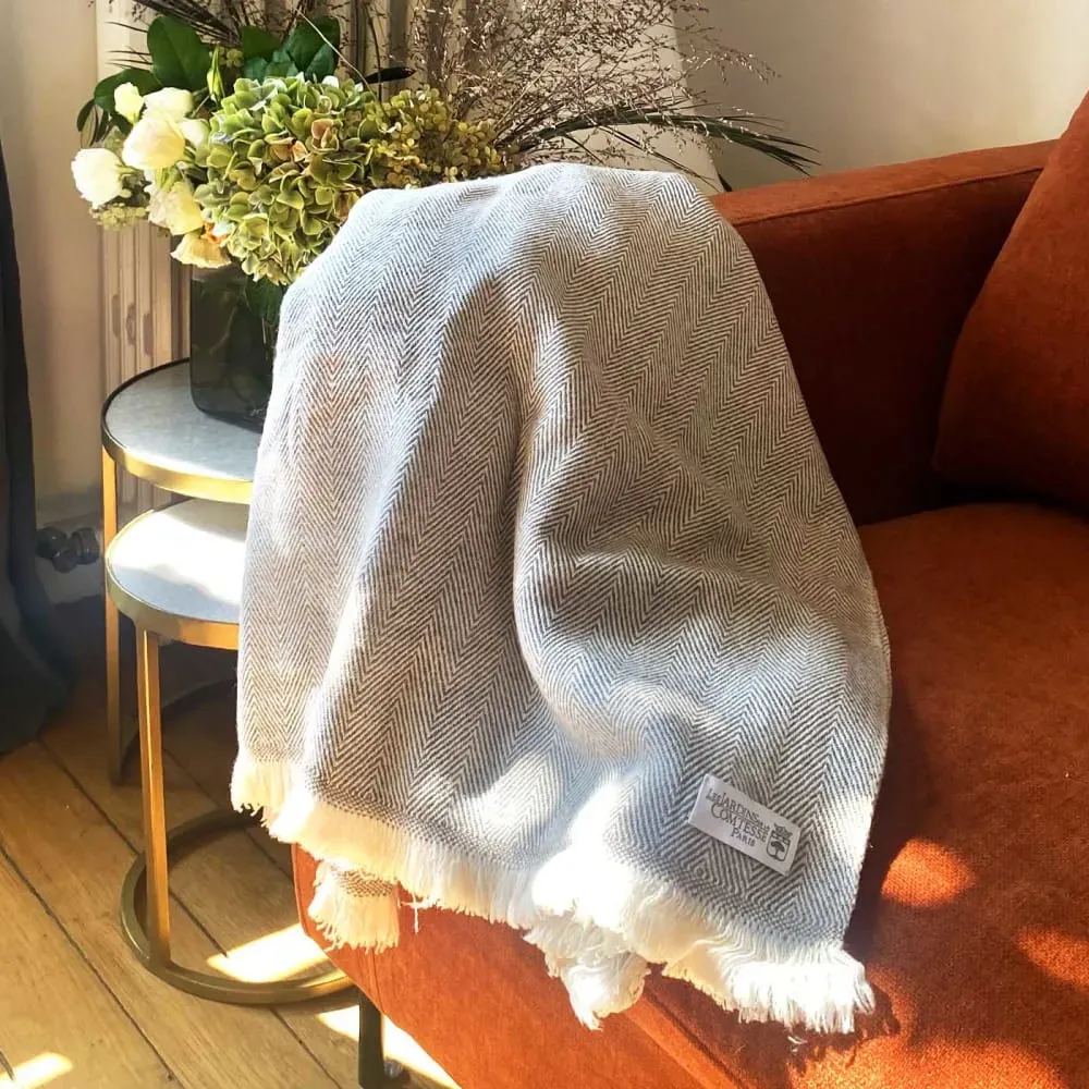 Illustration numéro 2 du produit Plaid cachemire et laine grands chevrons marron glacé 130 x 230 cm