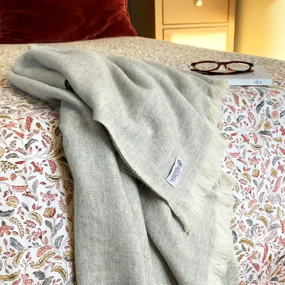 Illustration numéro 2 du produit Plaid cachemire et laine grands chevrons gris argenté 130 x 230 cm