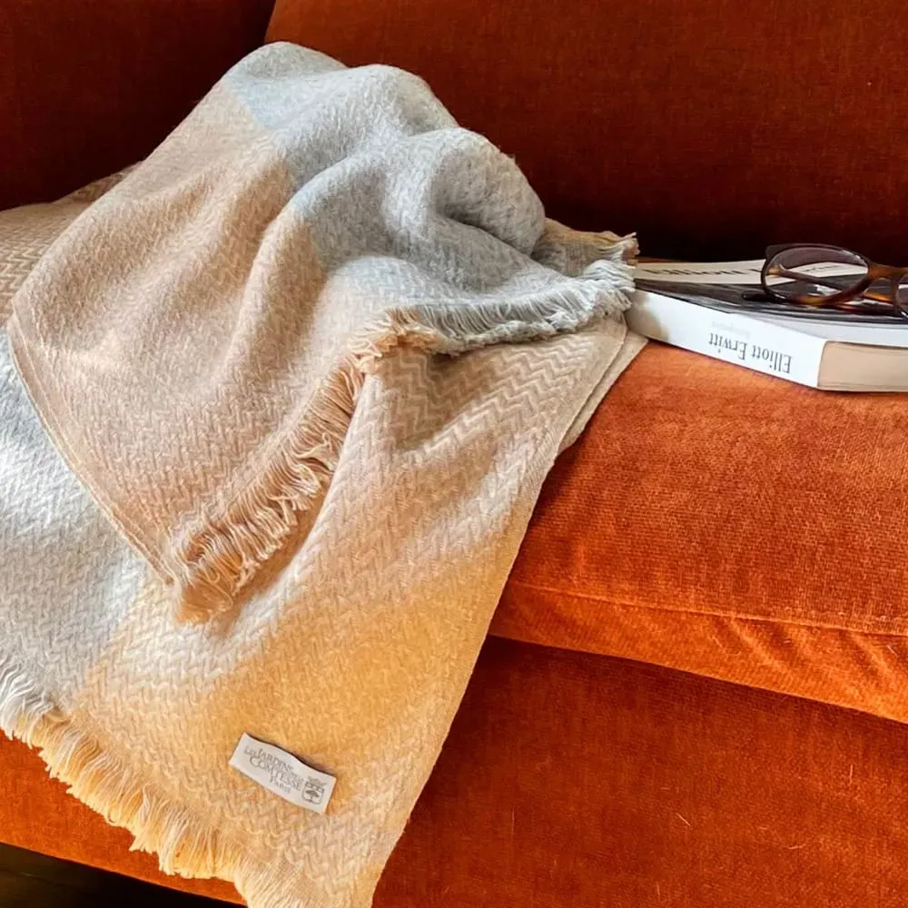 Illustration numéro 2 du produit Plaid cachemire et laine chevrons gris camel 130 x 230 cm