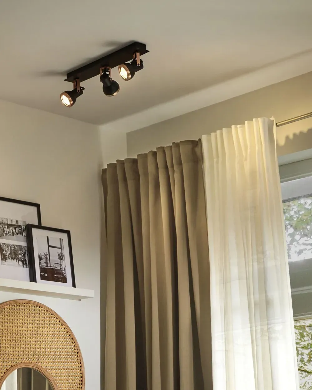 Illustration numéro 2 du produit Spot à 3 lumières réglable métal noir