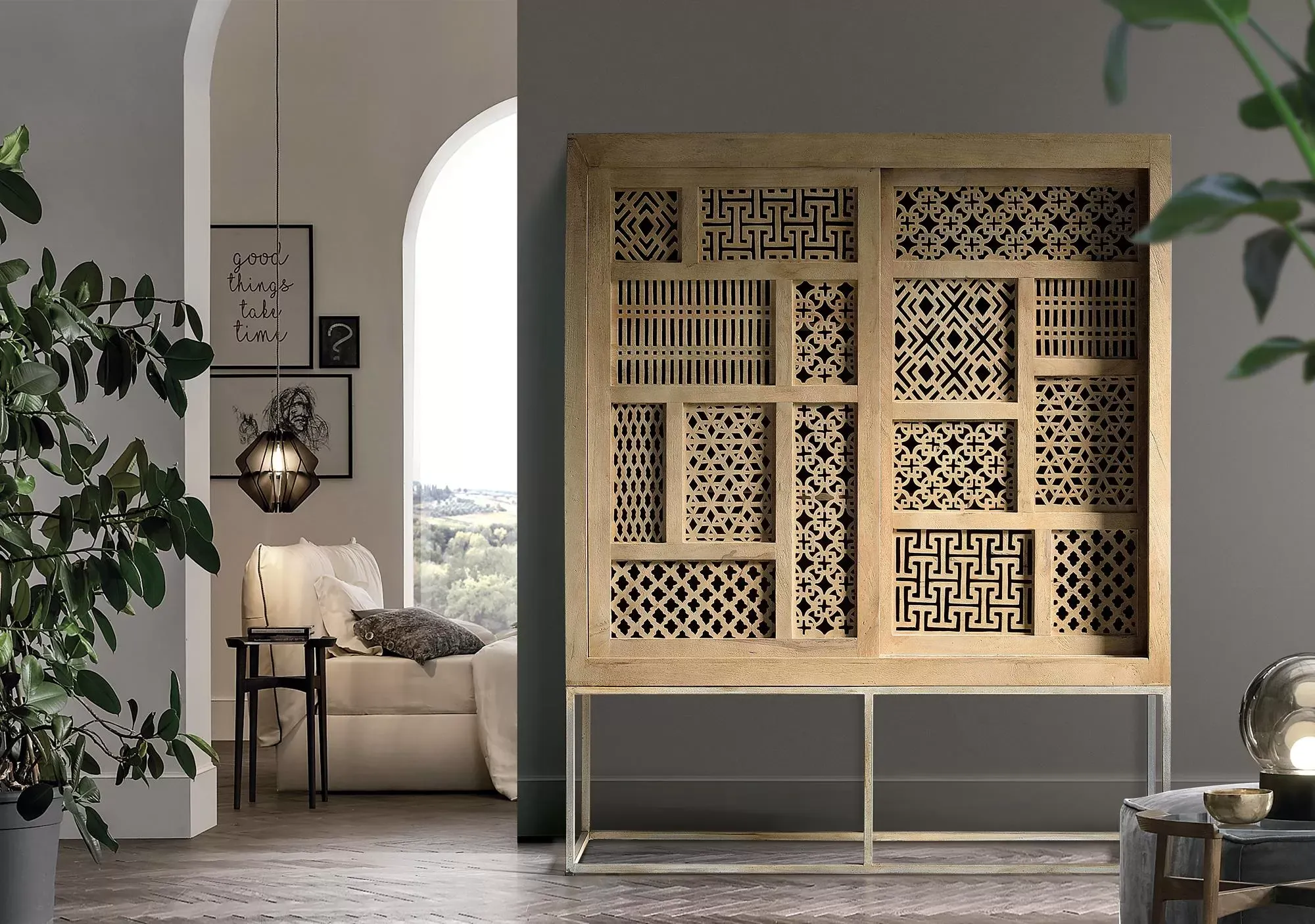 Illustration numéro 2 du produit Vitrine en bois de teck et pieds en métal de couleur naturelle