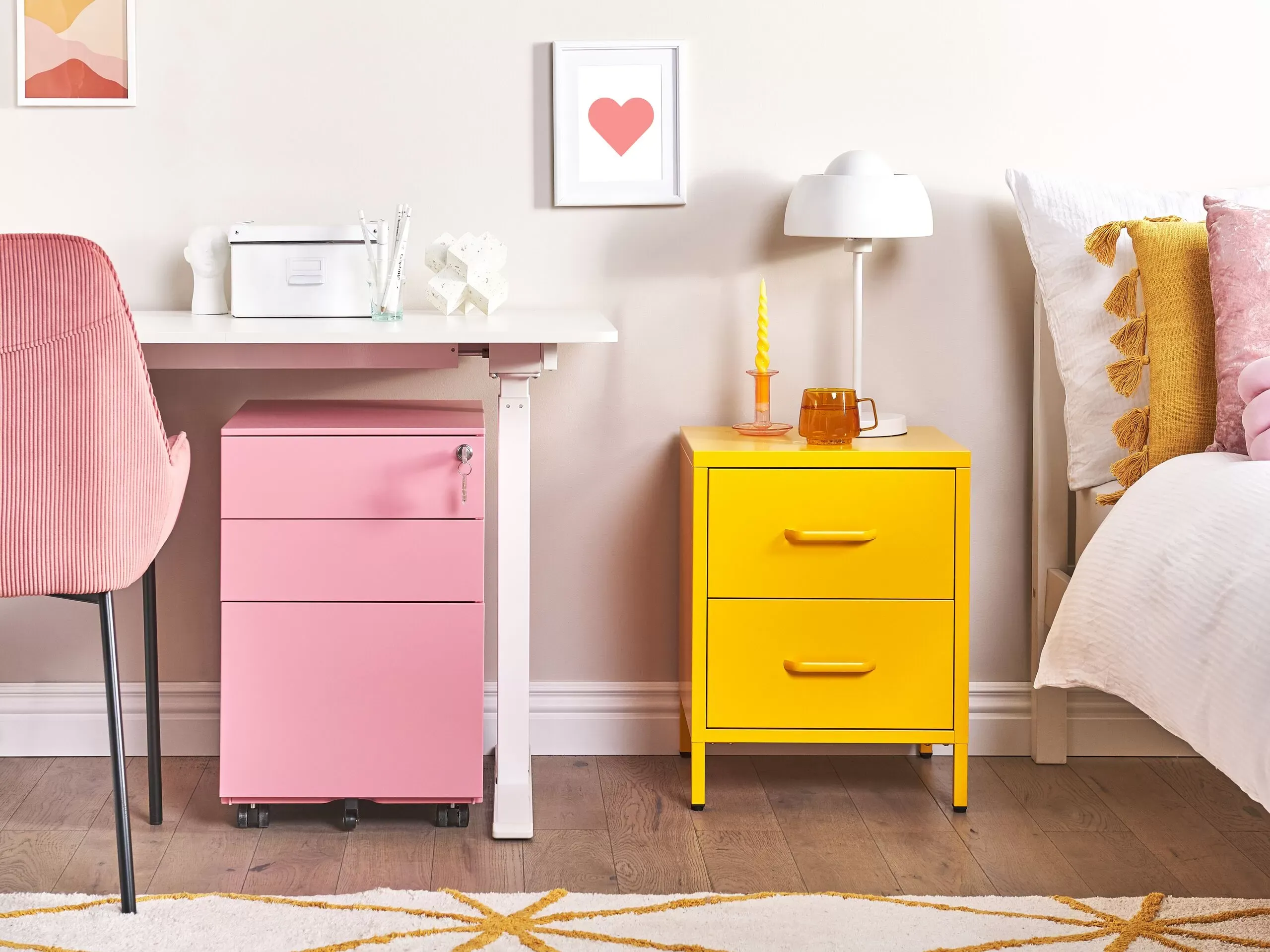Illustration numéro 2 du produit Meuble de rangement métal rose