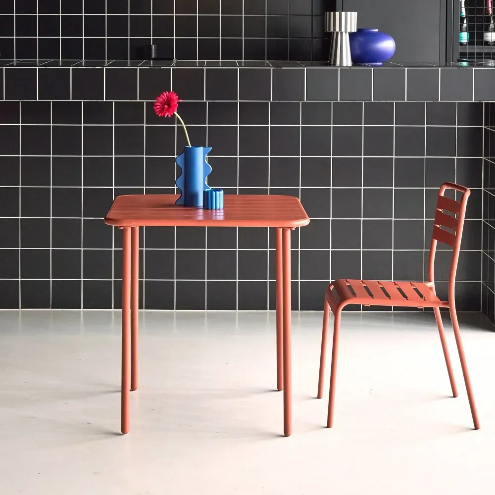 Illustration numéro 2 du produit Table de jardin carrée en métal terracotta 2 places