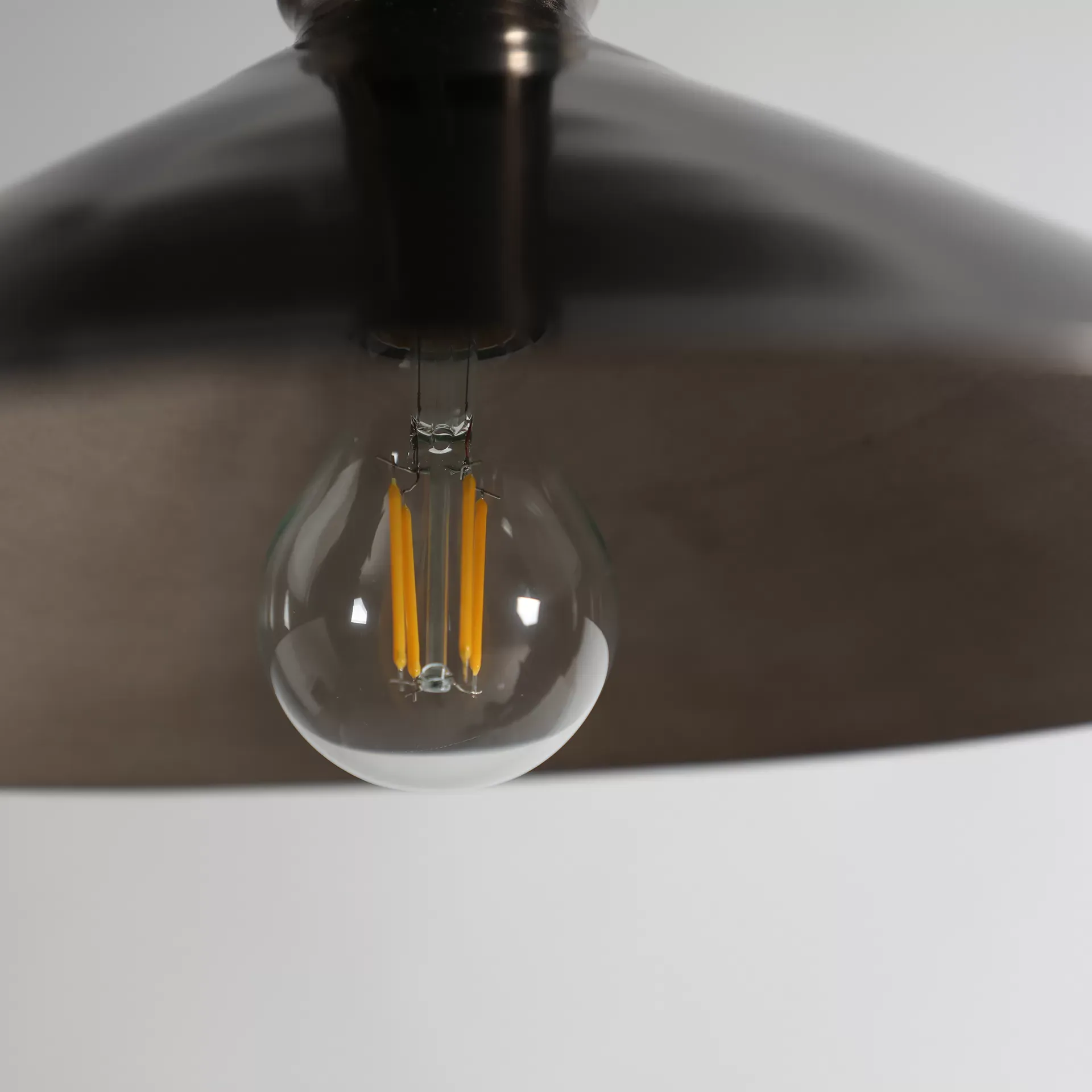 Illustration numéro 2 du produit Lustre en fer doré 34x34x130 cm