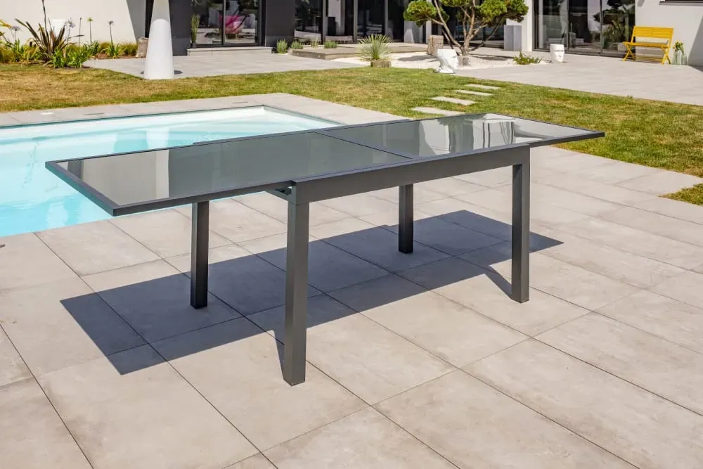 Illustration numéro 2 du produit Table de jardin 10 places en aluminium et plateau verre