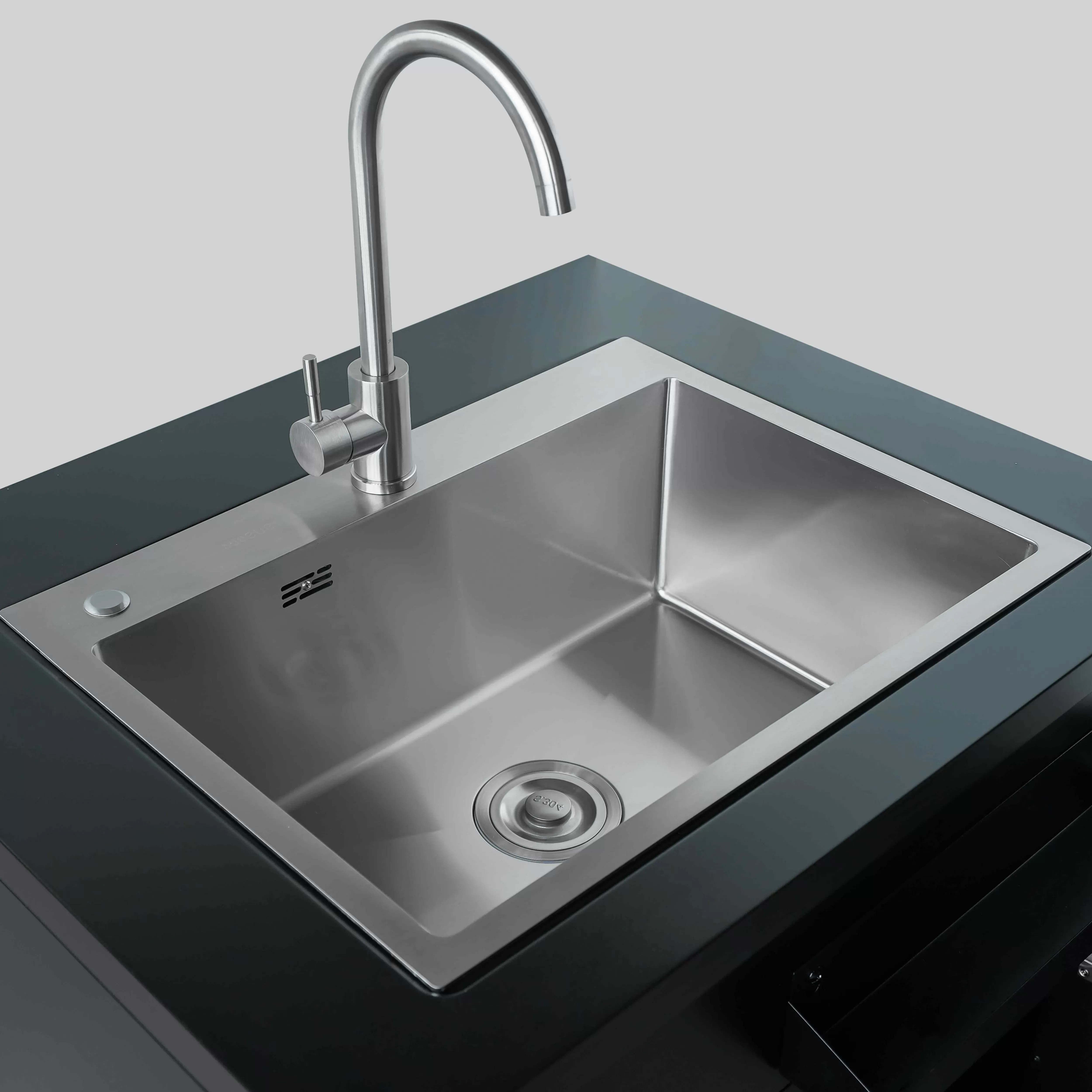 Illustration numéro 2 du produit Meuble évier 2 portes pour cuisine extérieure noir