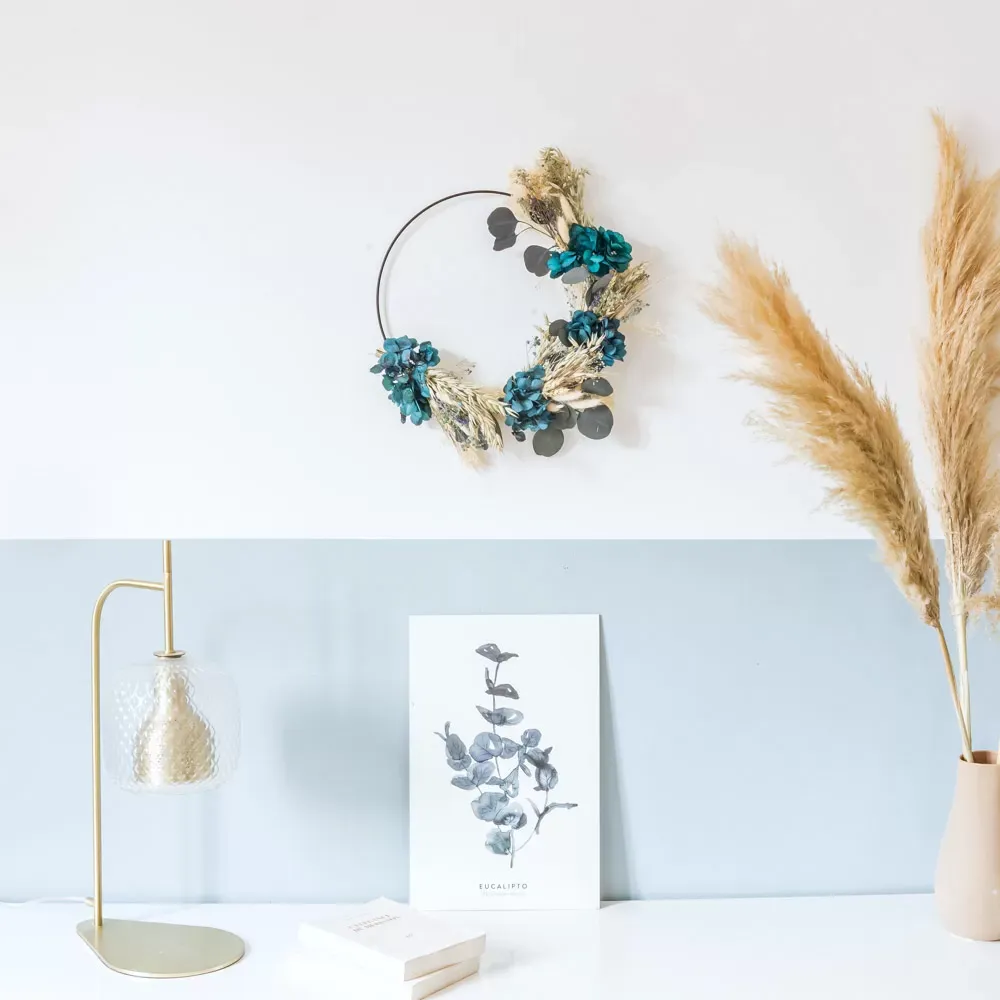 Illustration numéro 2 du produit Couronne murale de fleurs séchées Holly Diamètre 20 cm.